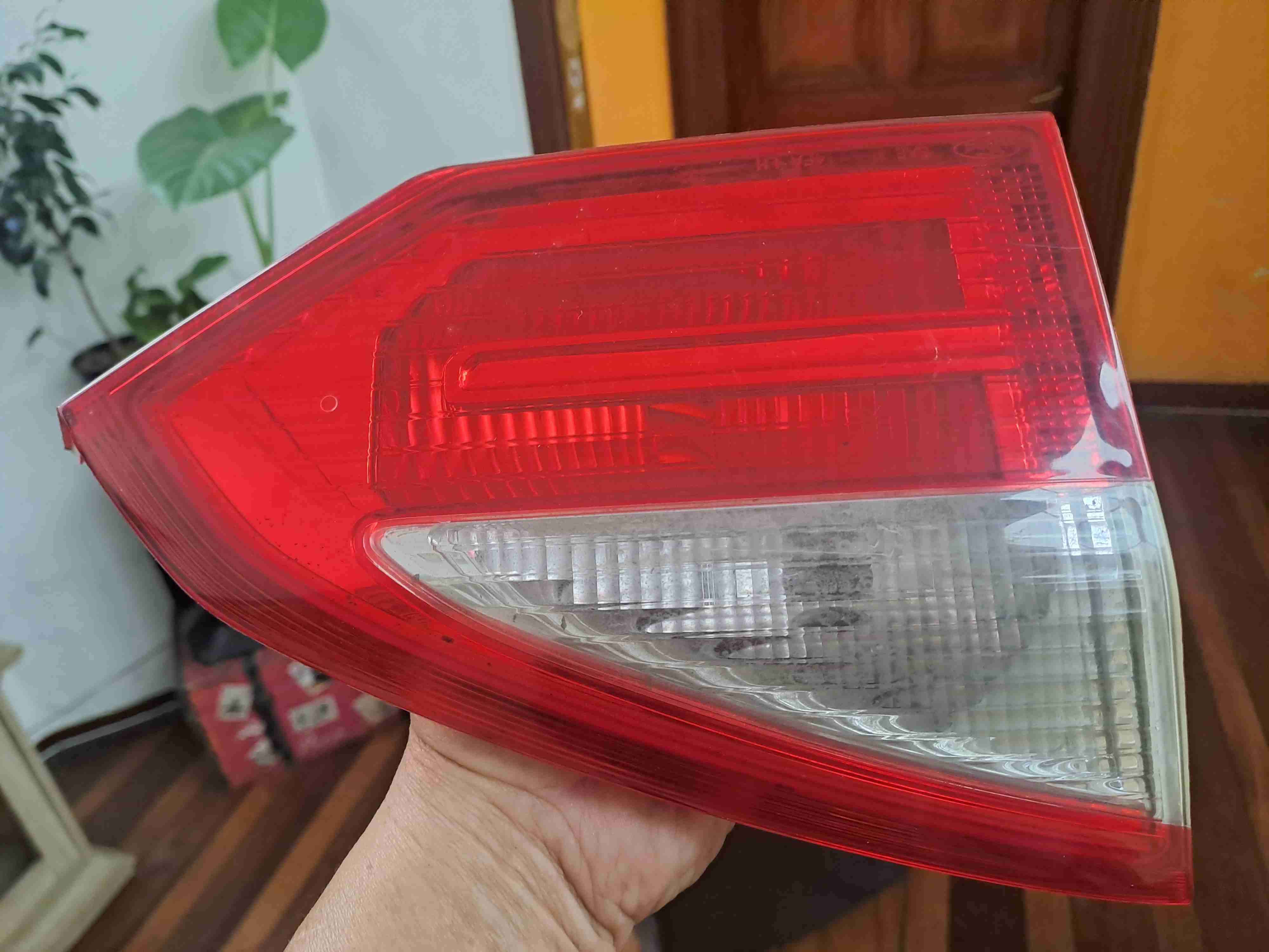 Luz trasera para auto - miniatura 1