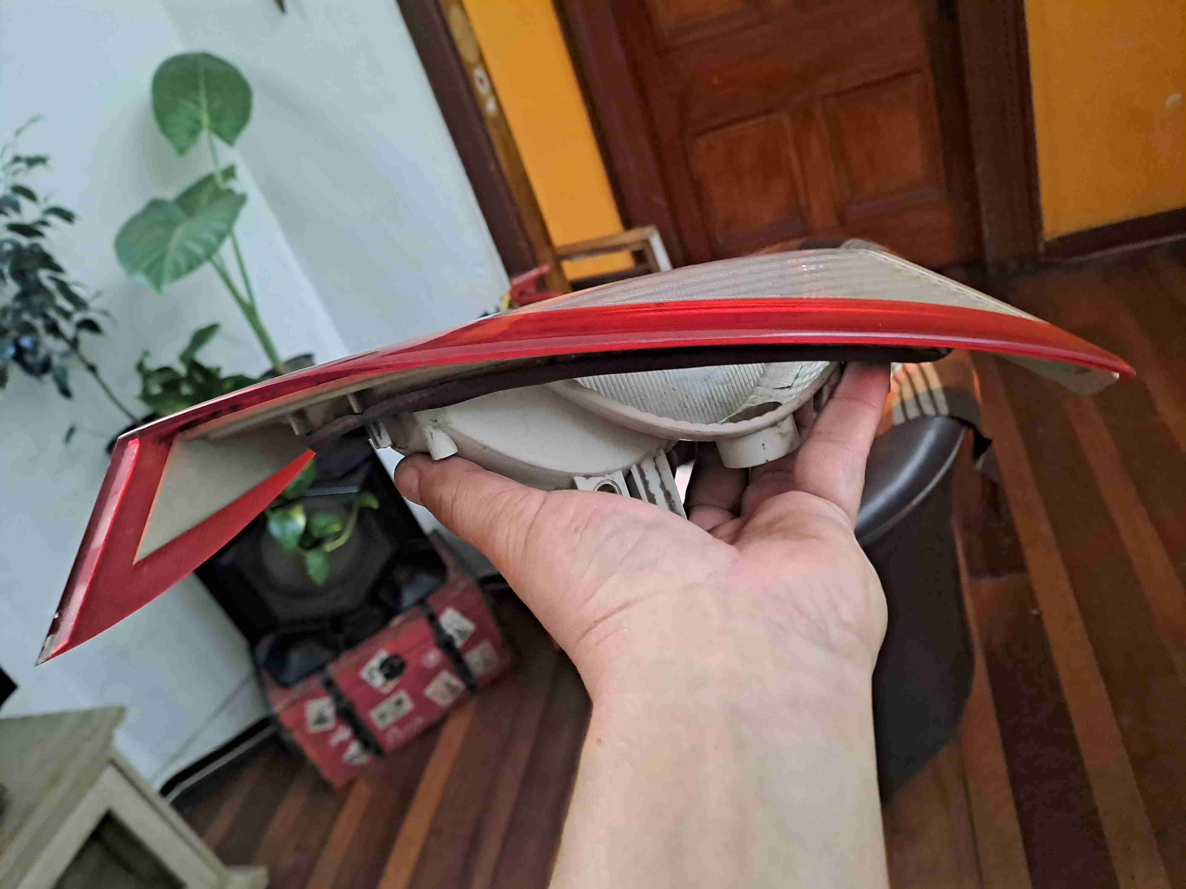 Luz trasera para auto - miniatura 2