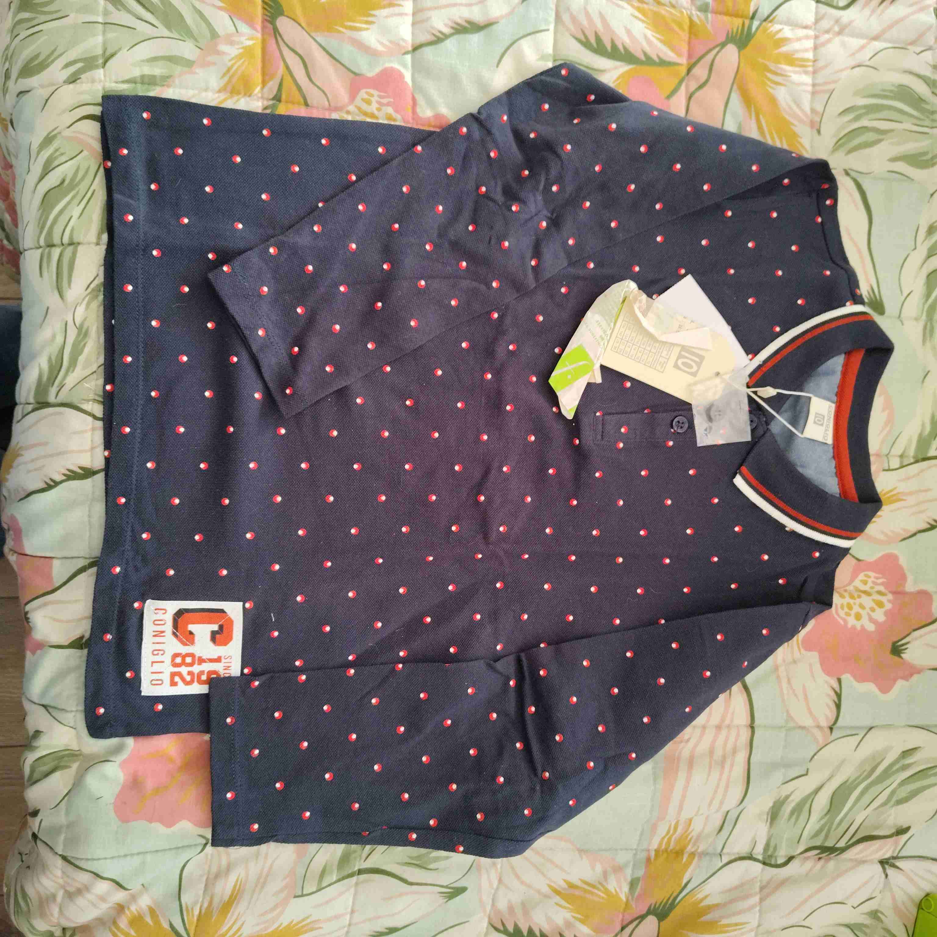 Polera azul con puntos y etiquetas - 1