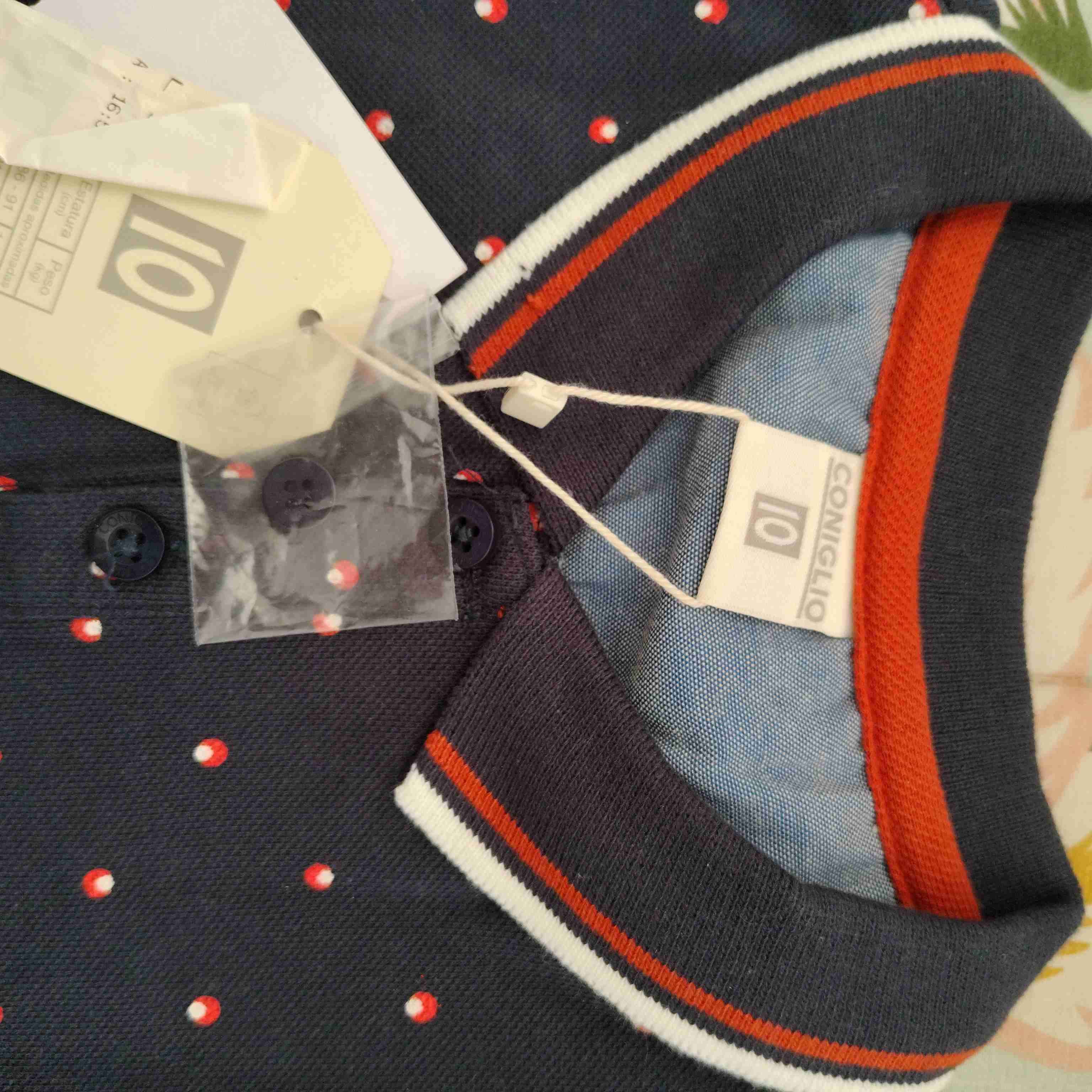 Polera azul con puntos y etiquetas - 2