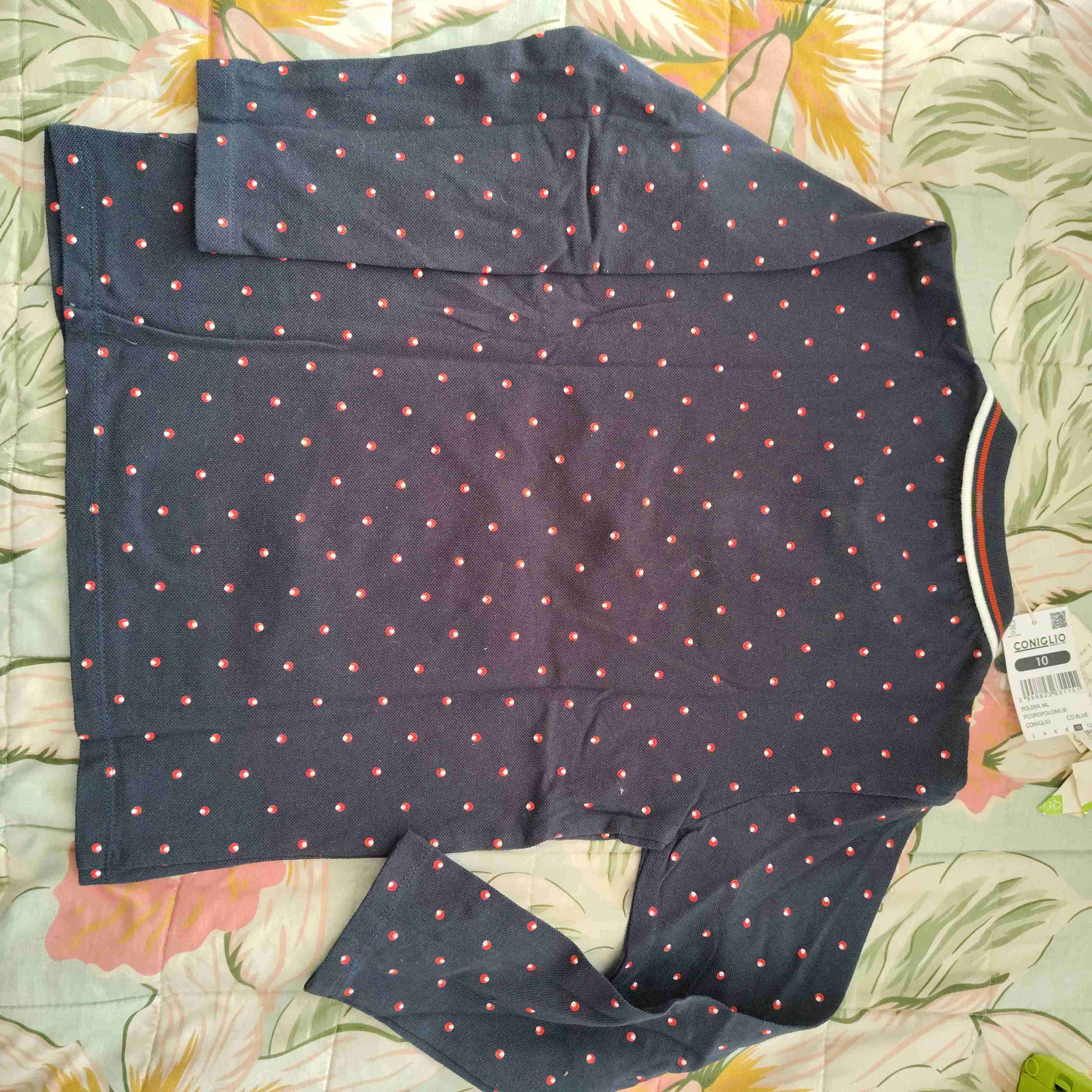 Polera azul con puntos y etiquetas - 3