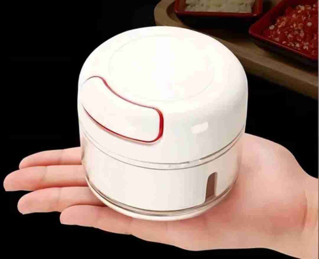 Picadora manual blanca compacta