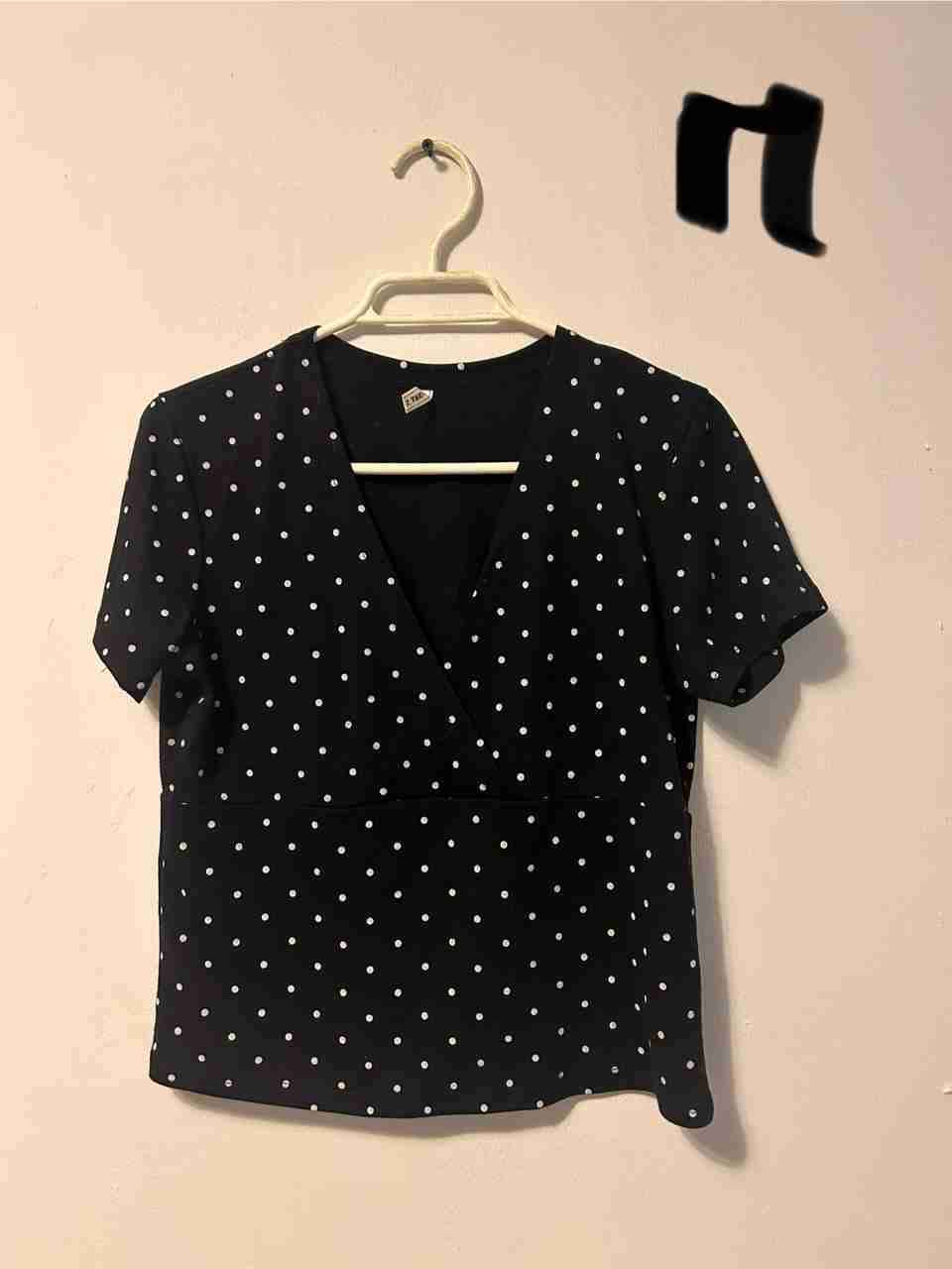 Blusa negra con lunares blancos