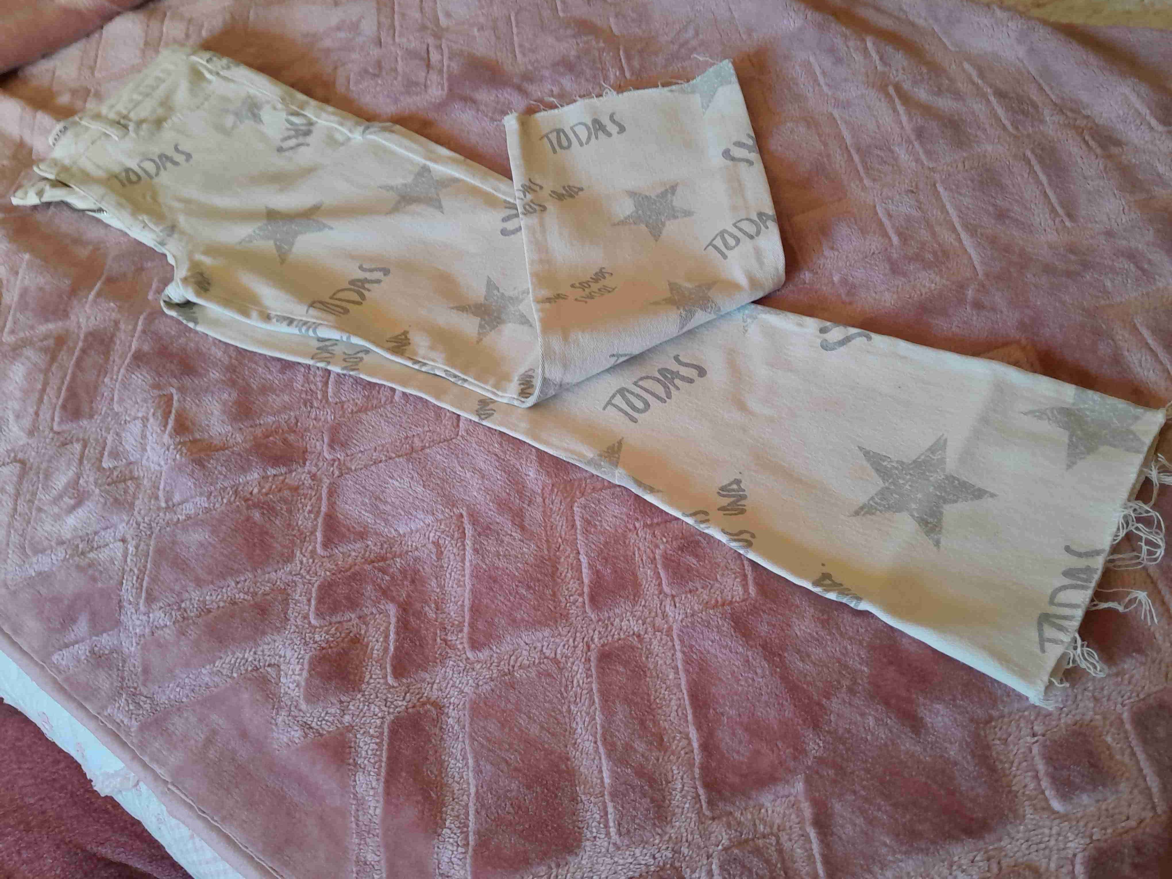 Pantalon jeam con estampado de estrellas y letras