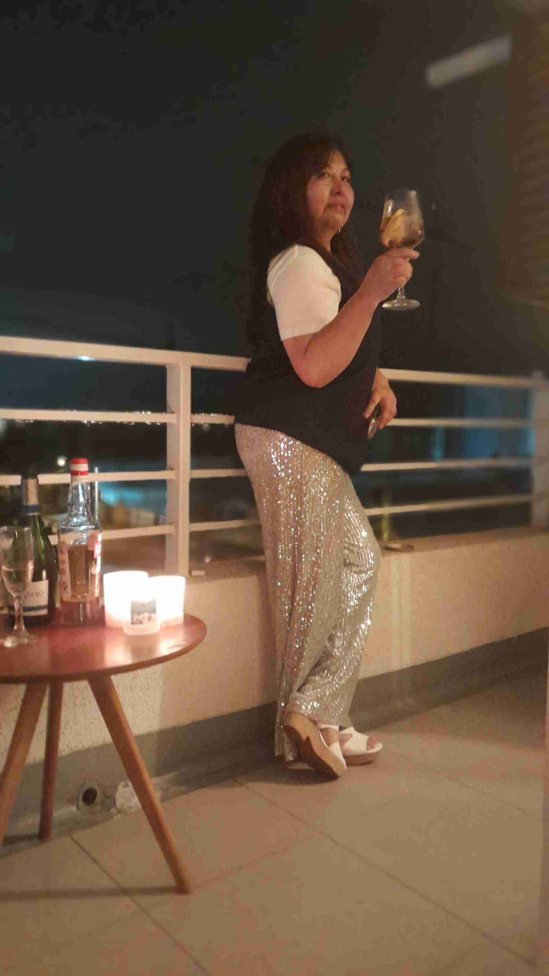 Pantalones plateados brillantes