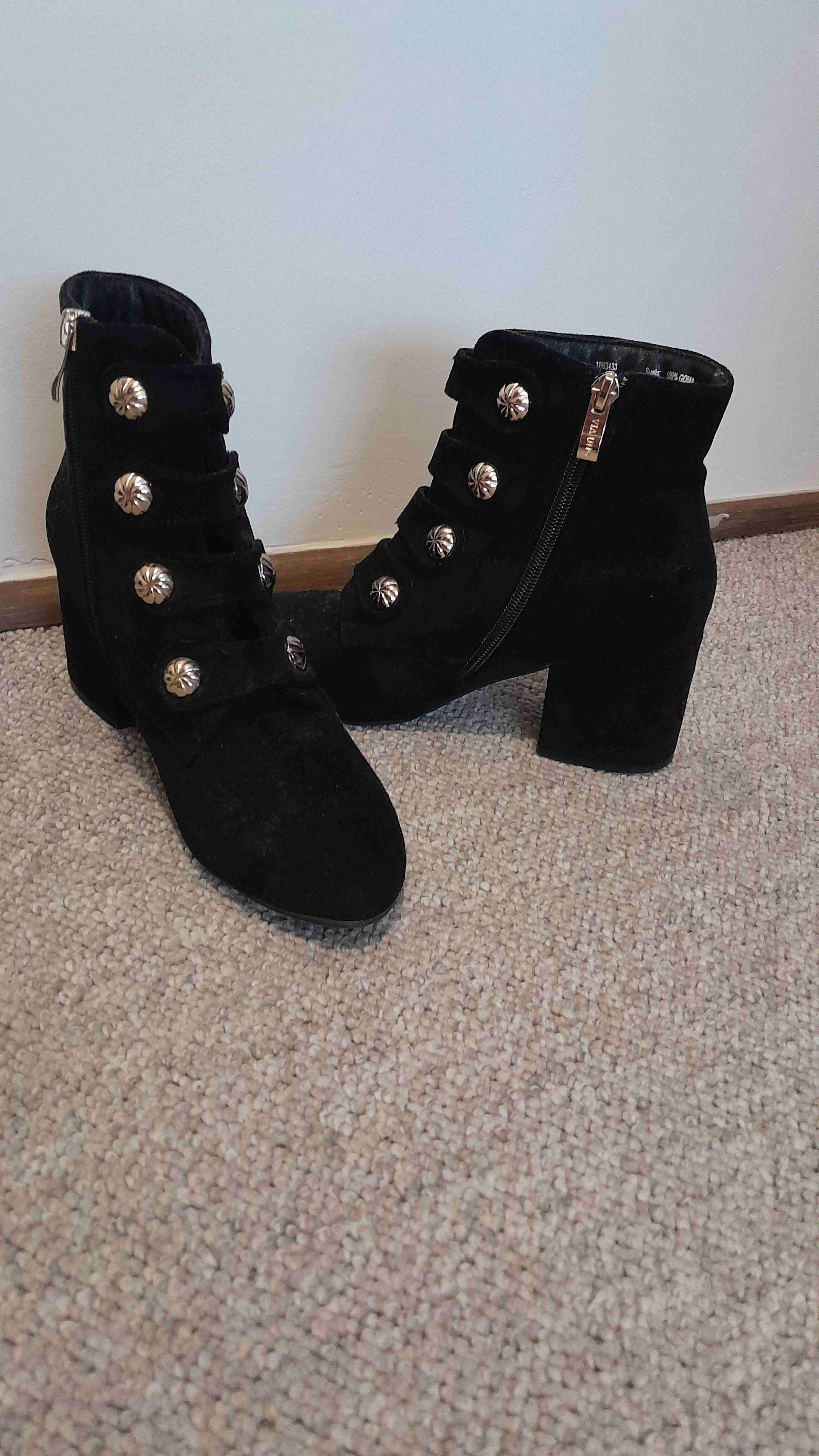 Botines negros con detalles dorados