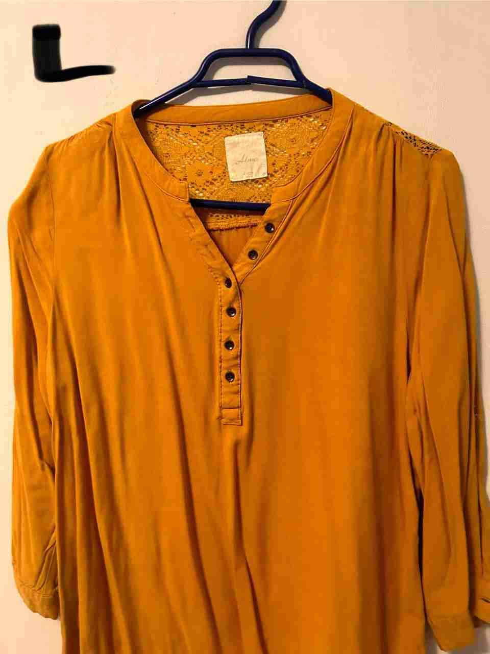 Blusa mostaza con encaje