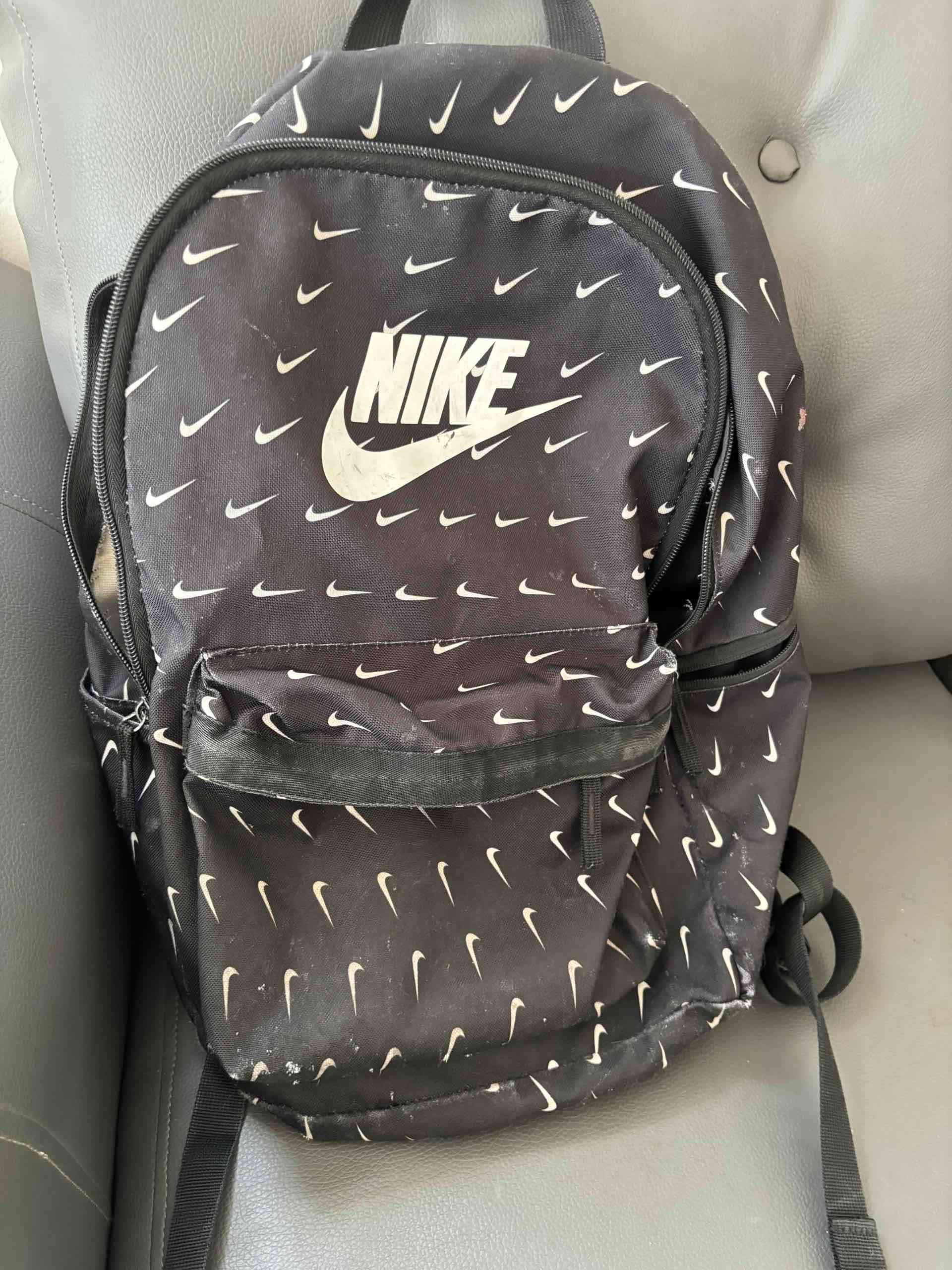 Mochila Nike negra con logos