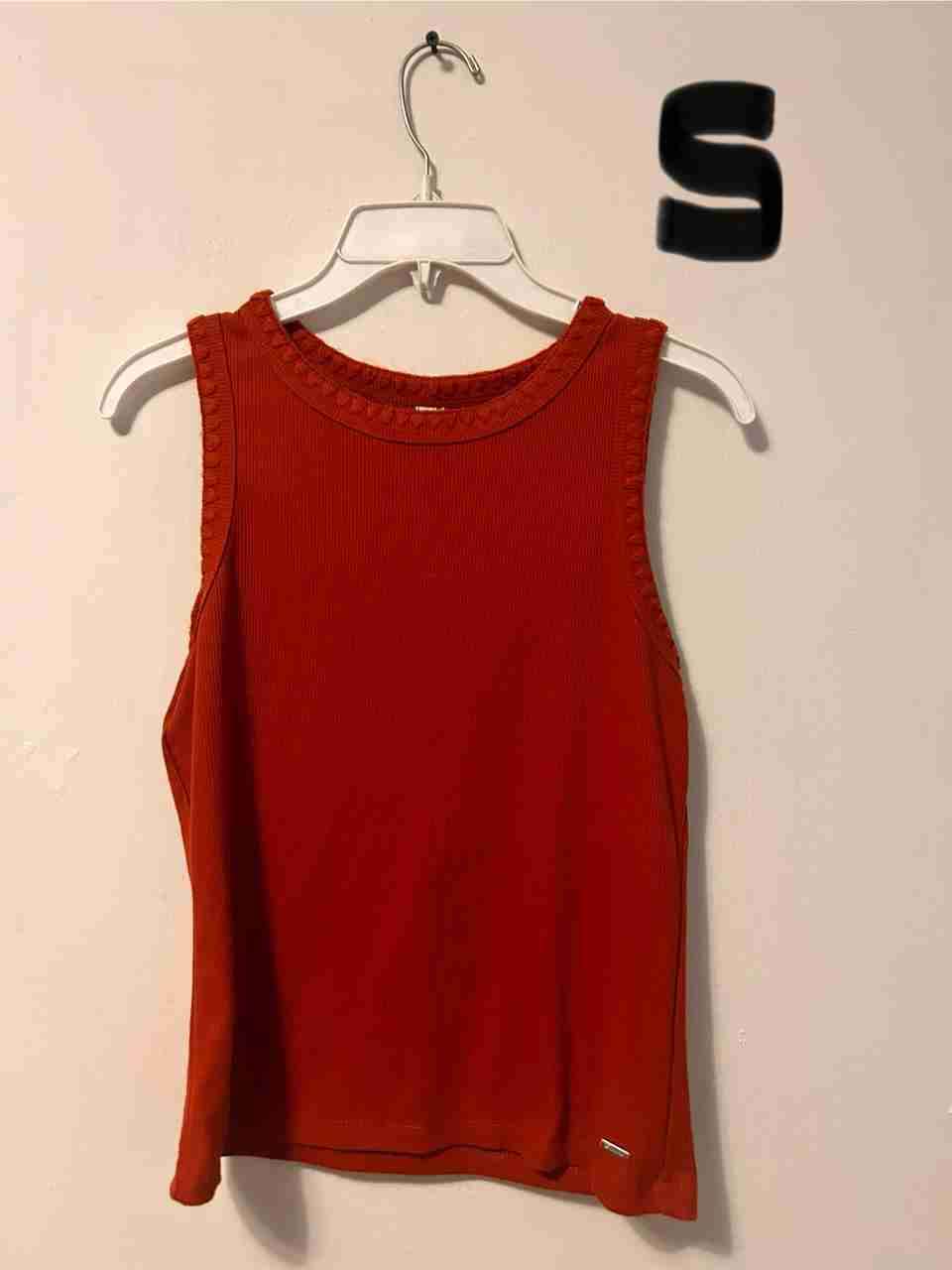 Polera sin mangas roja anaranjada