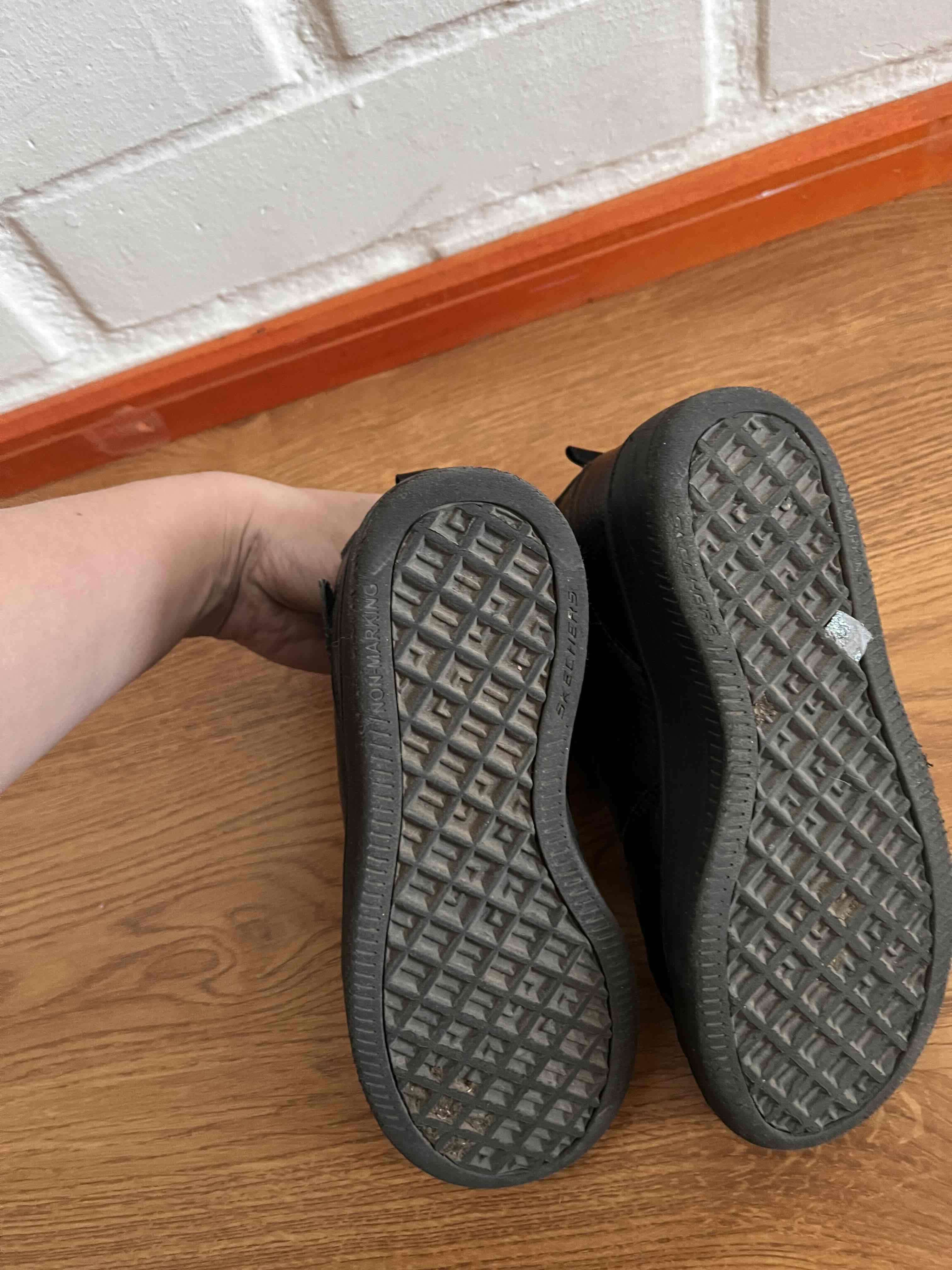 Zapatillas negras con velcro, sckechers - miniatura 5