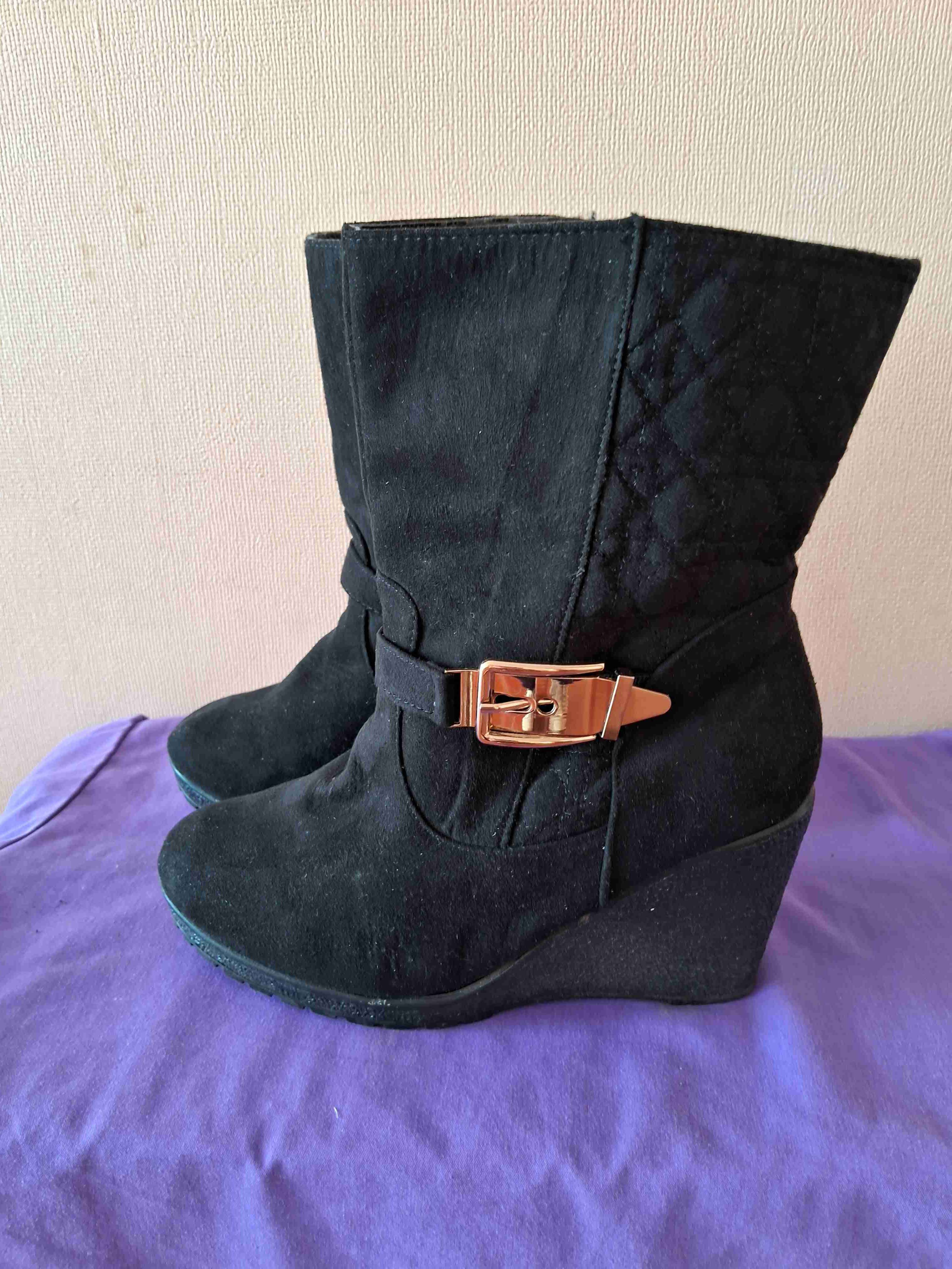 Botines negros con hebilla dorada