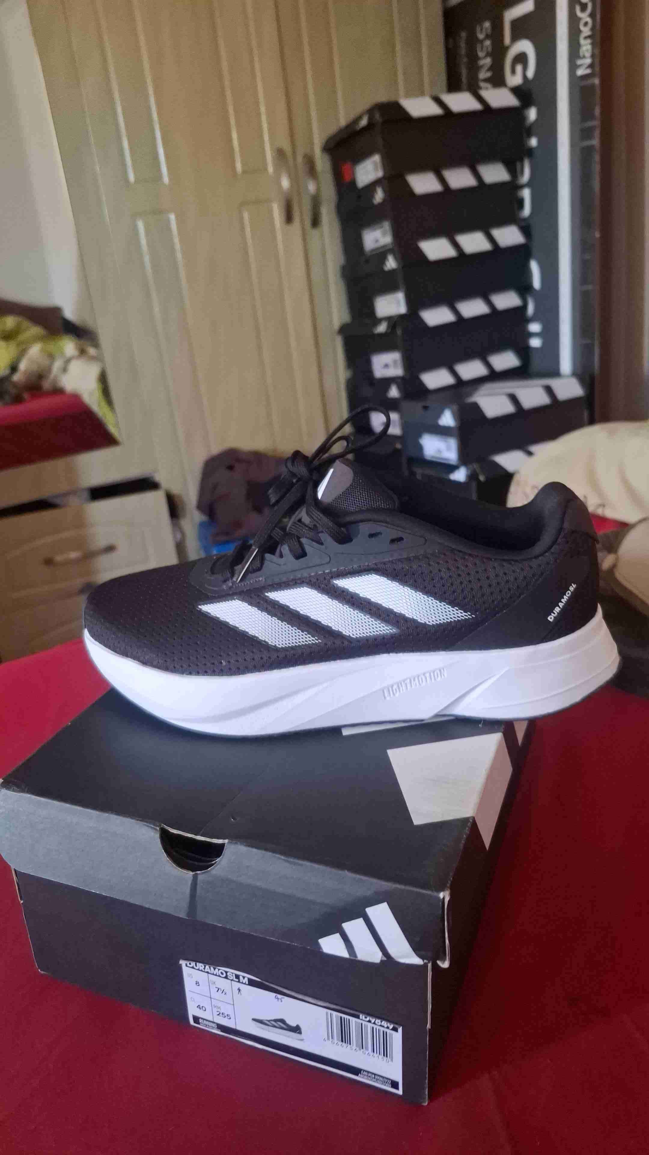 Zapatillas Adidas blancas y negras - miniatura 2