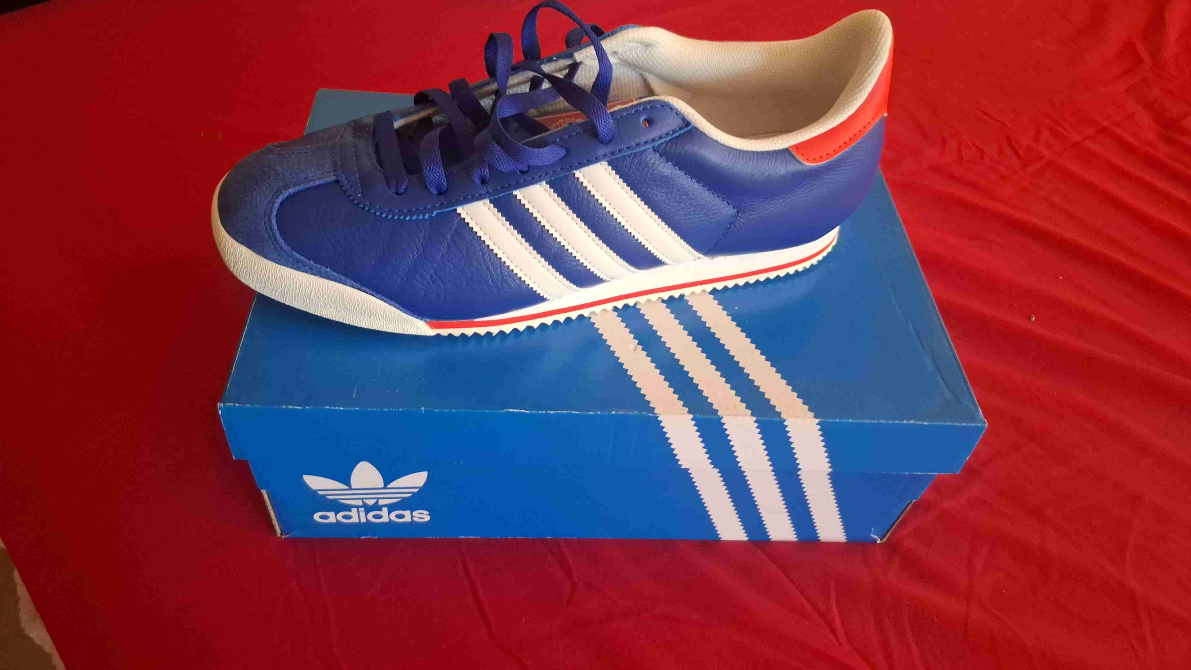 Zapatillas Adidas blancas y negras - miniatura 4