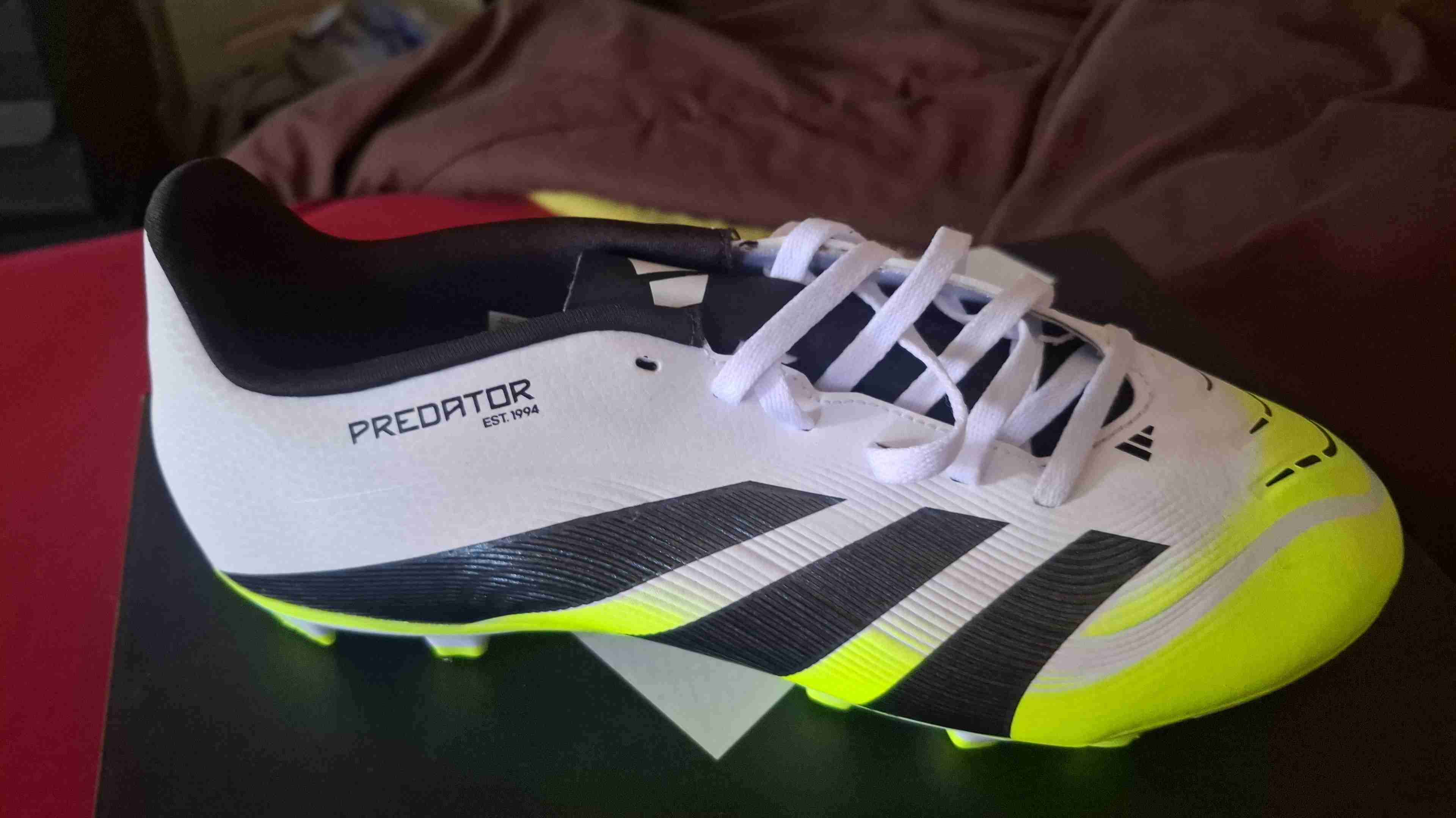 Zapatillas Adidas blancas y negras - miniatura 5