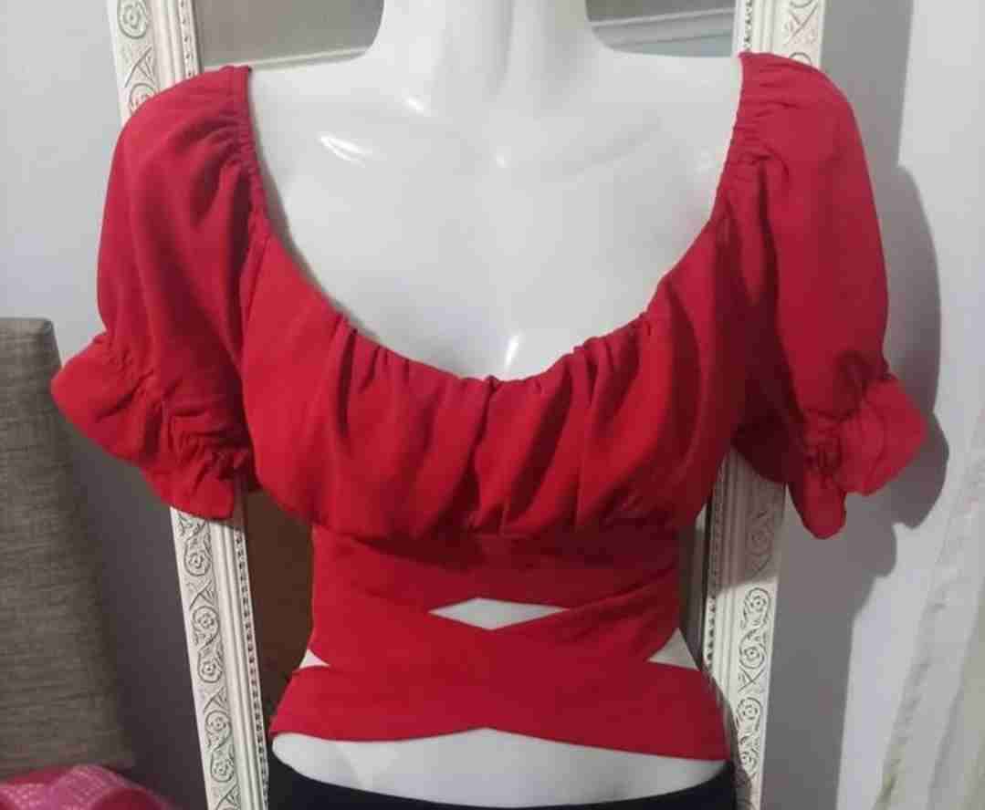 Blusa roja con mangas fruncidas