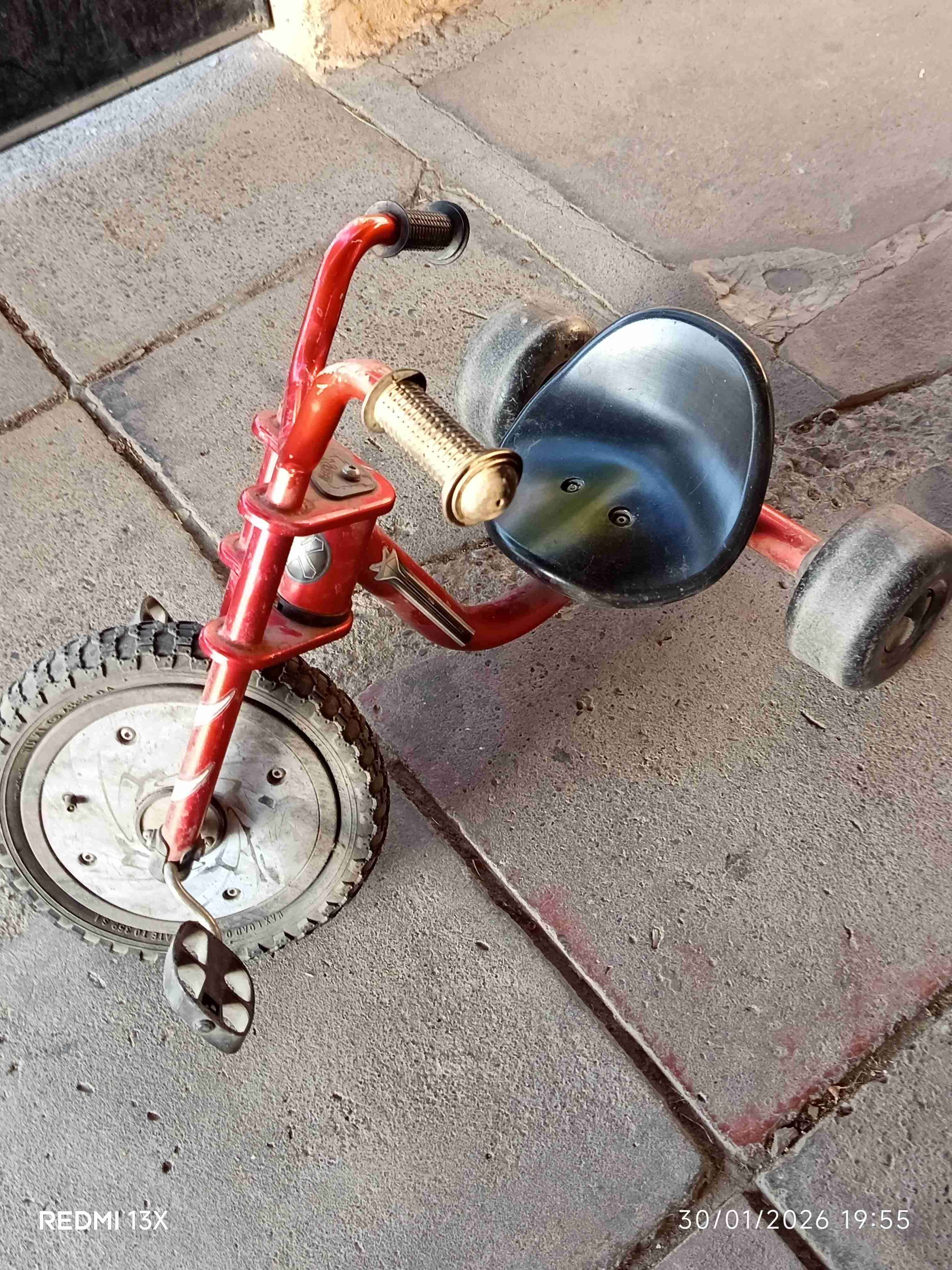 Triciclo infantil rojo usado