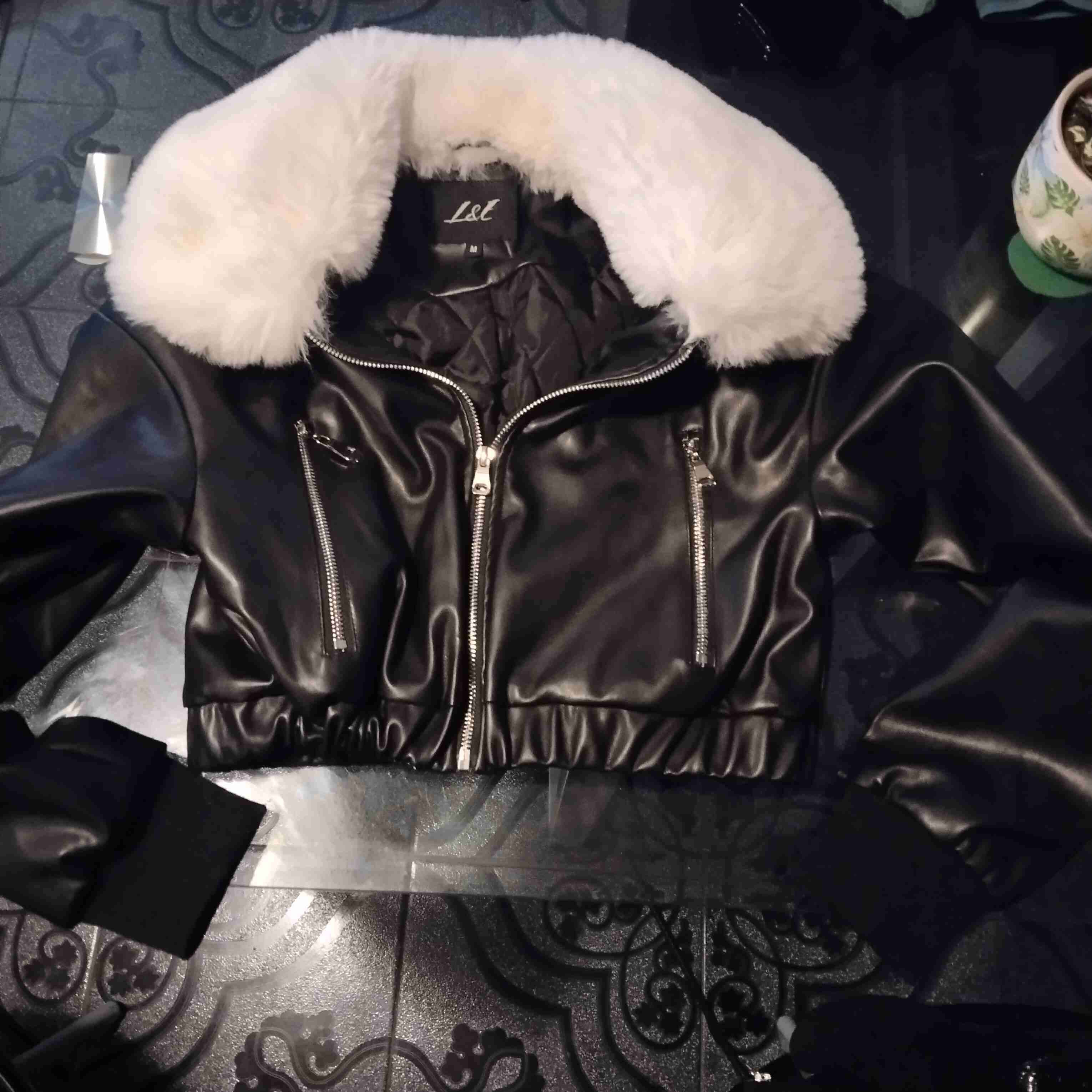 Chaqueta de cuero negra con cuello de chiporro - 1