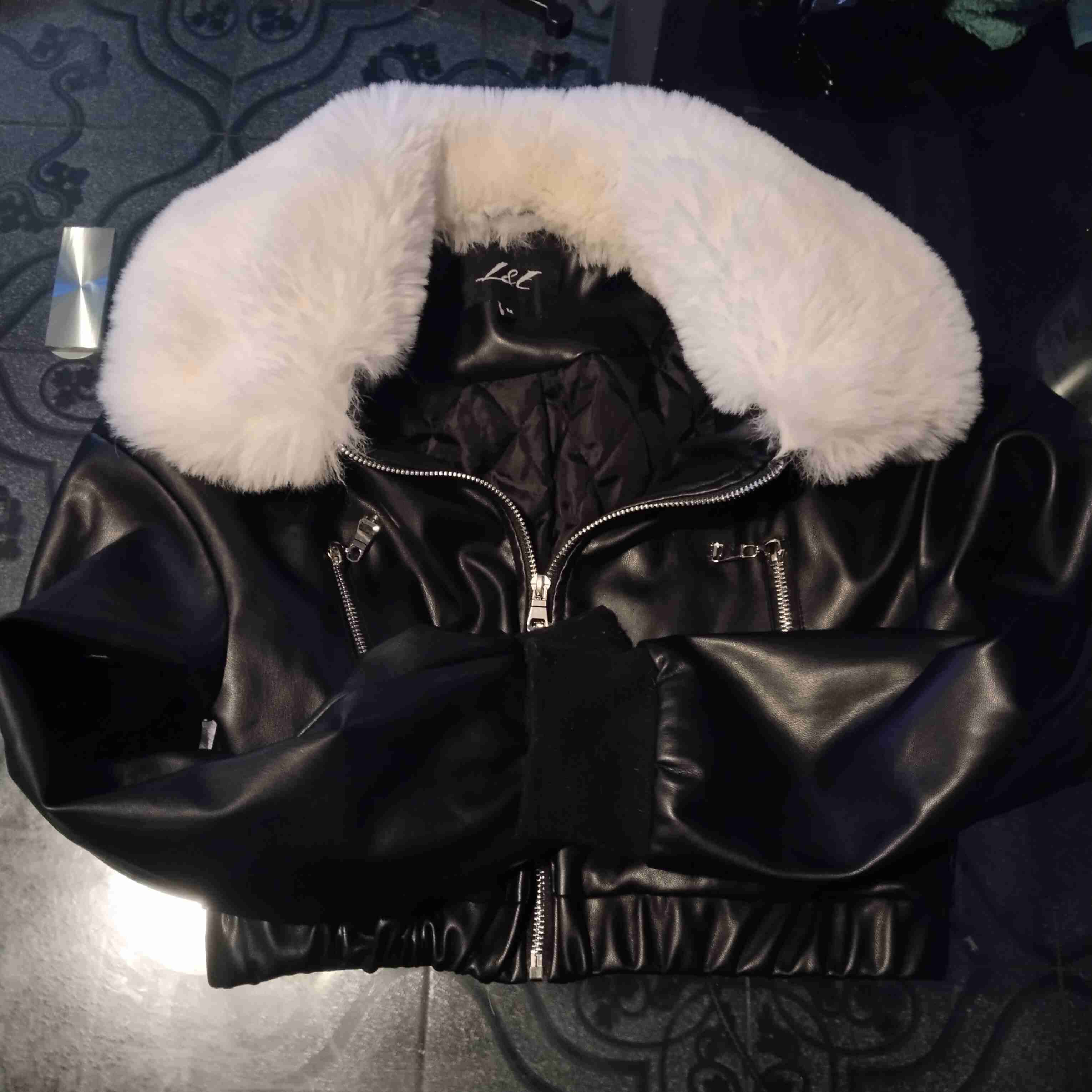 Chaqueta de cuero negra con cuello de chiporro - 2