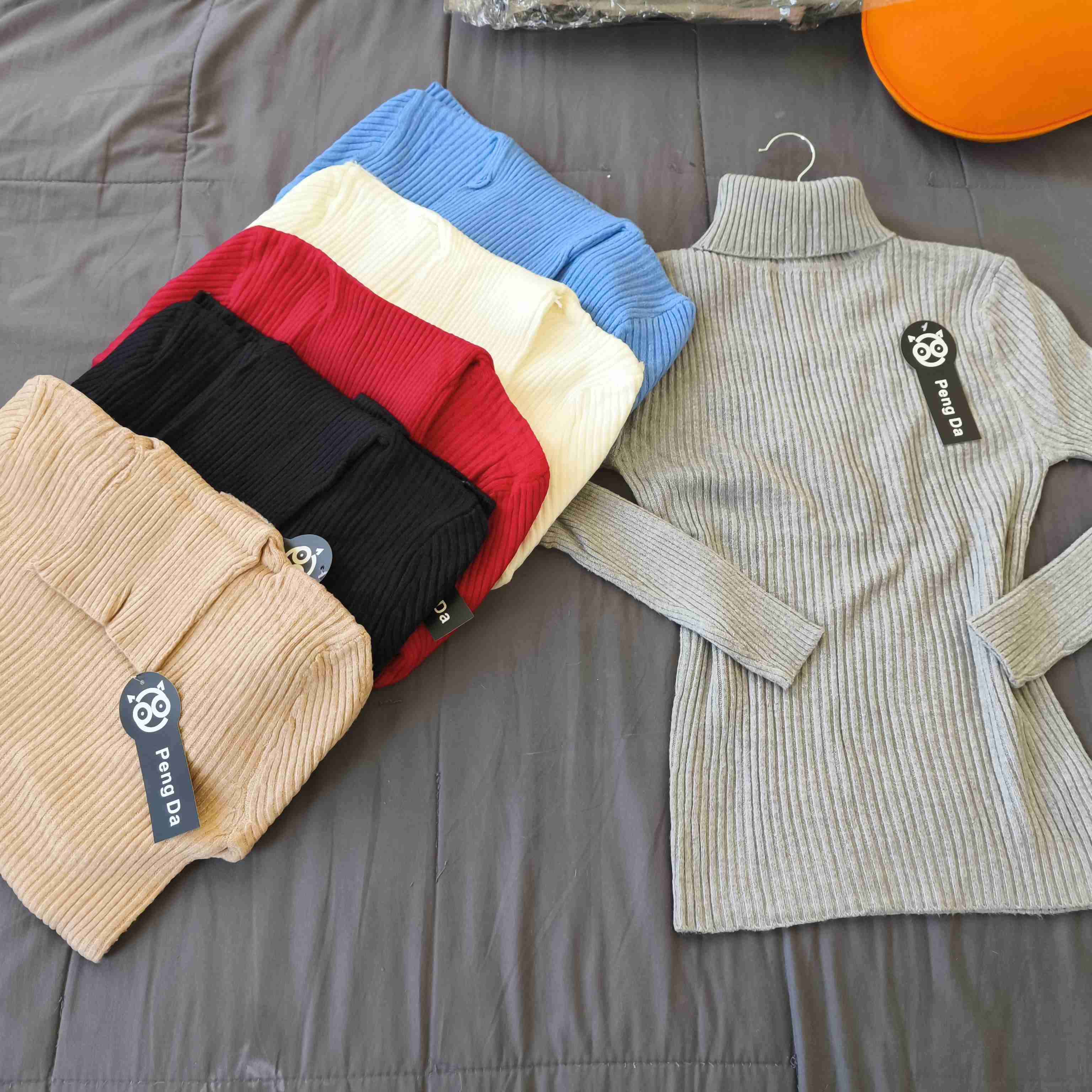 Suéter gris de cuello alto - miniatura 2