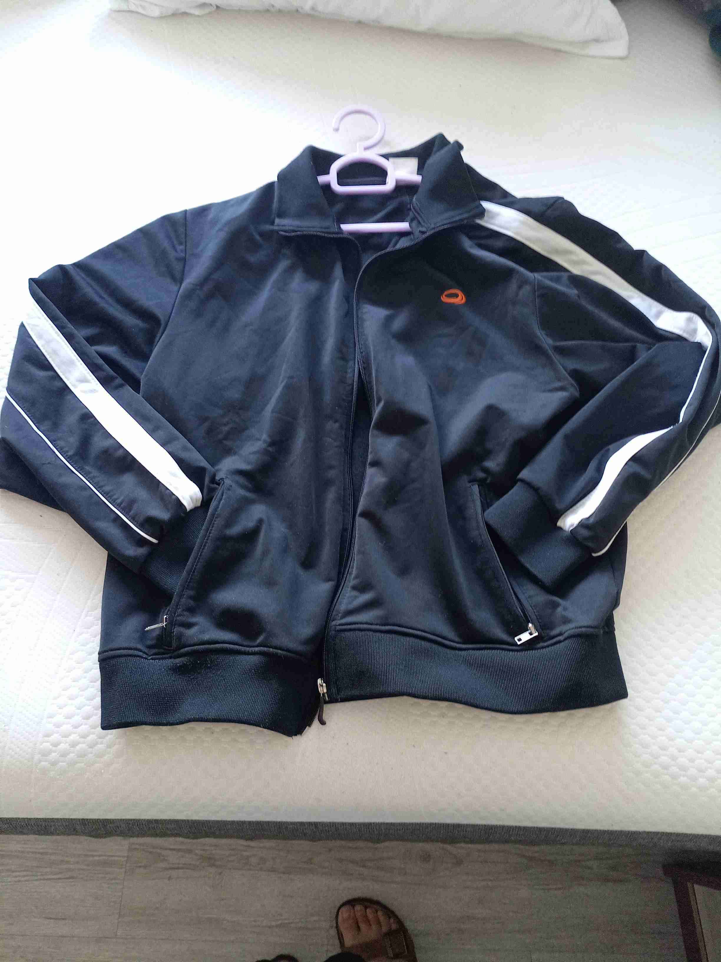 Polerón rojo con capucha - miniatura 2