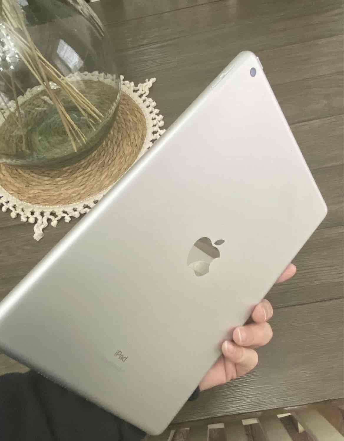 Tablet plateada Apple iPad - miniatura 1