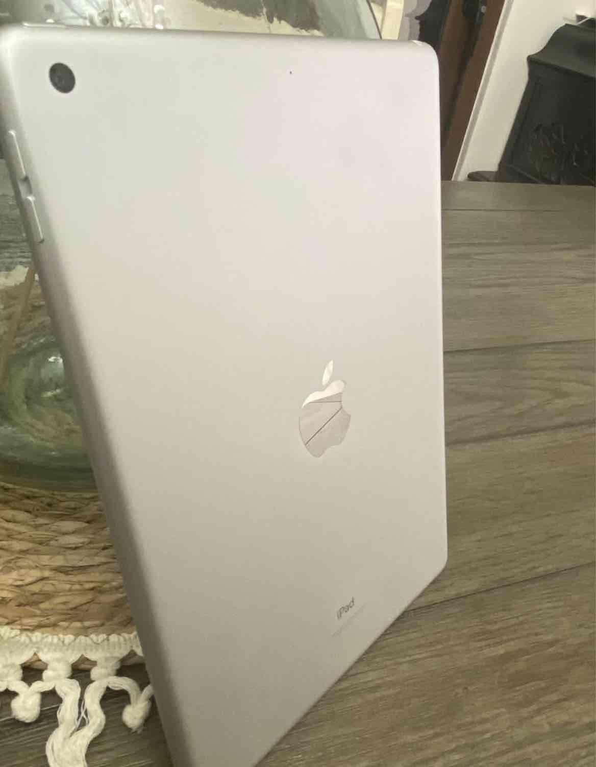 Tablet plateada Apple iPad - miniatura 2