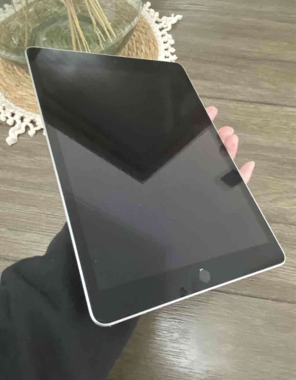 Tablet plateada Apple iPad - miniatura 4