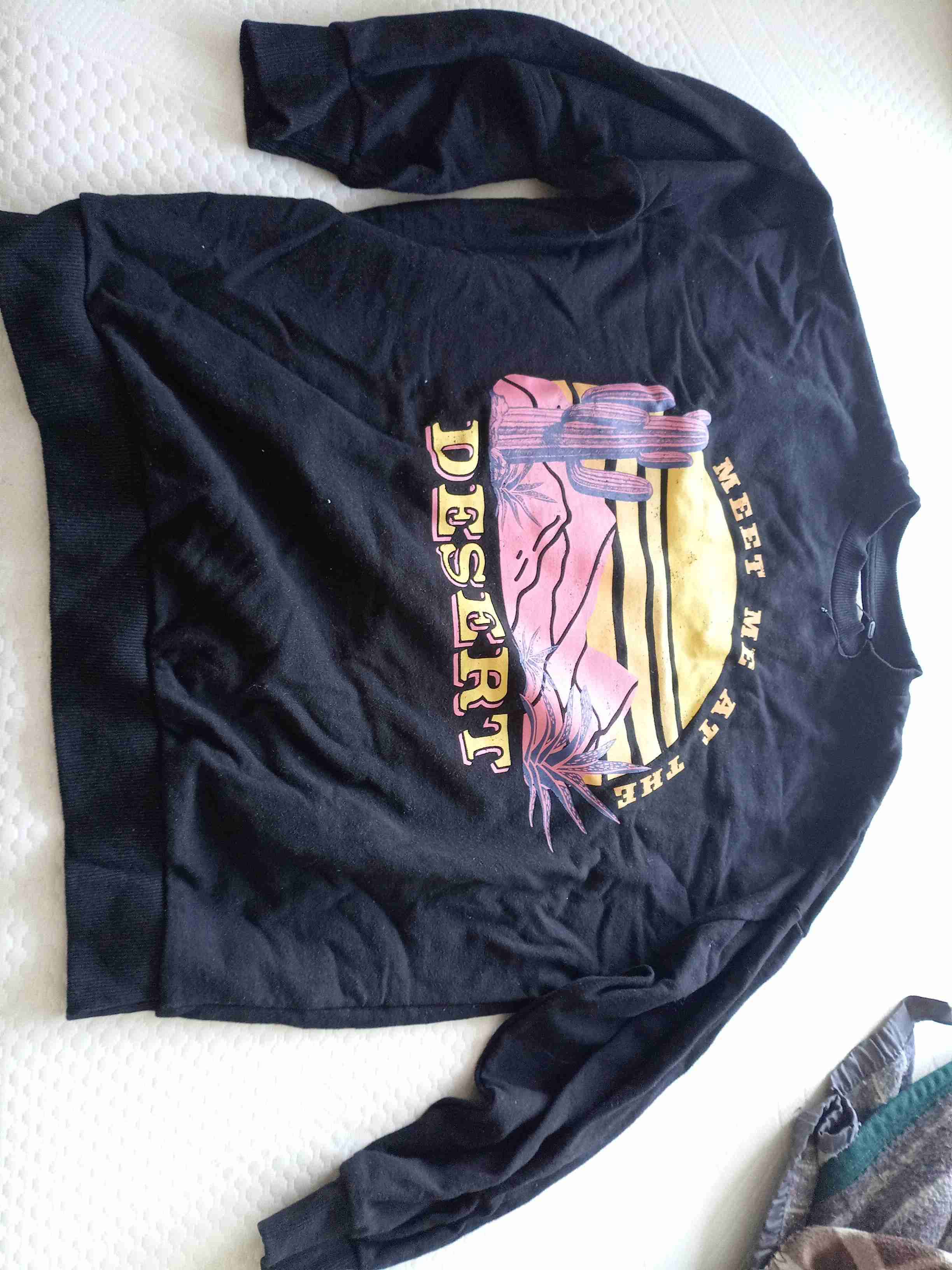 Polerón negro con estampado desierto