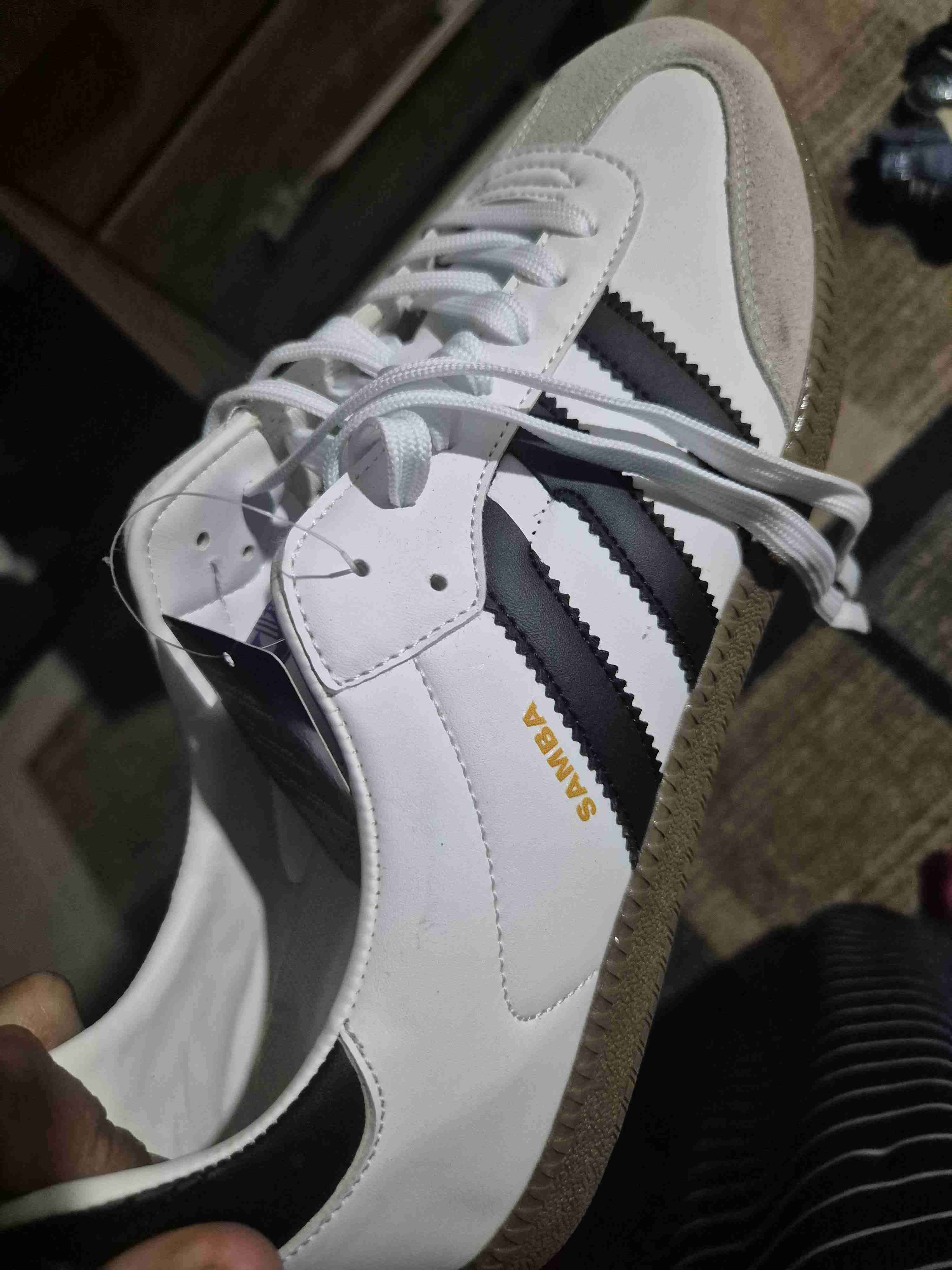 Zapatillas Adidas blancas y negras - miniatura 2