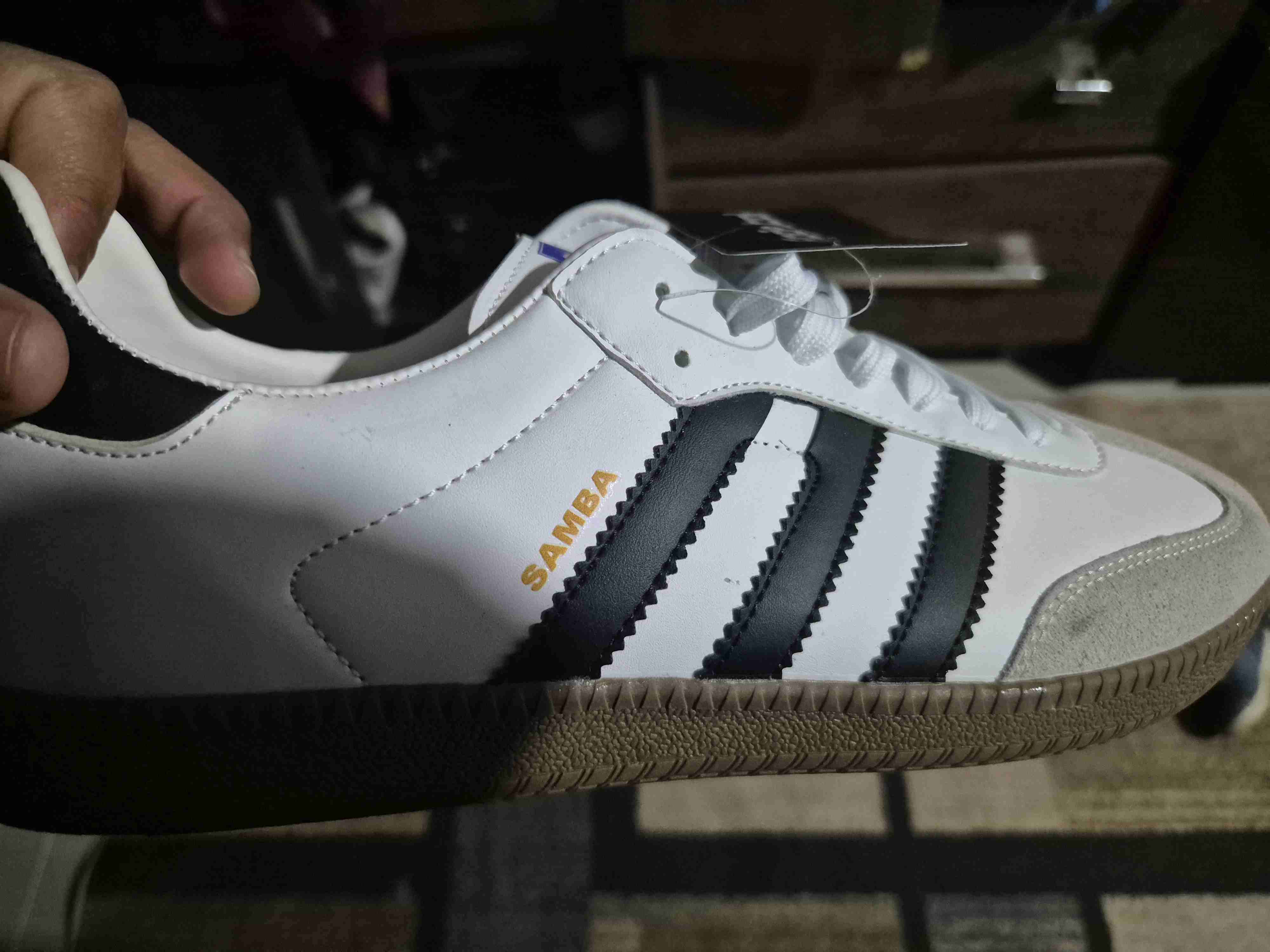 Zapatillas Adidas blancas y negras - miniatura 4