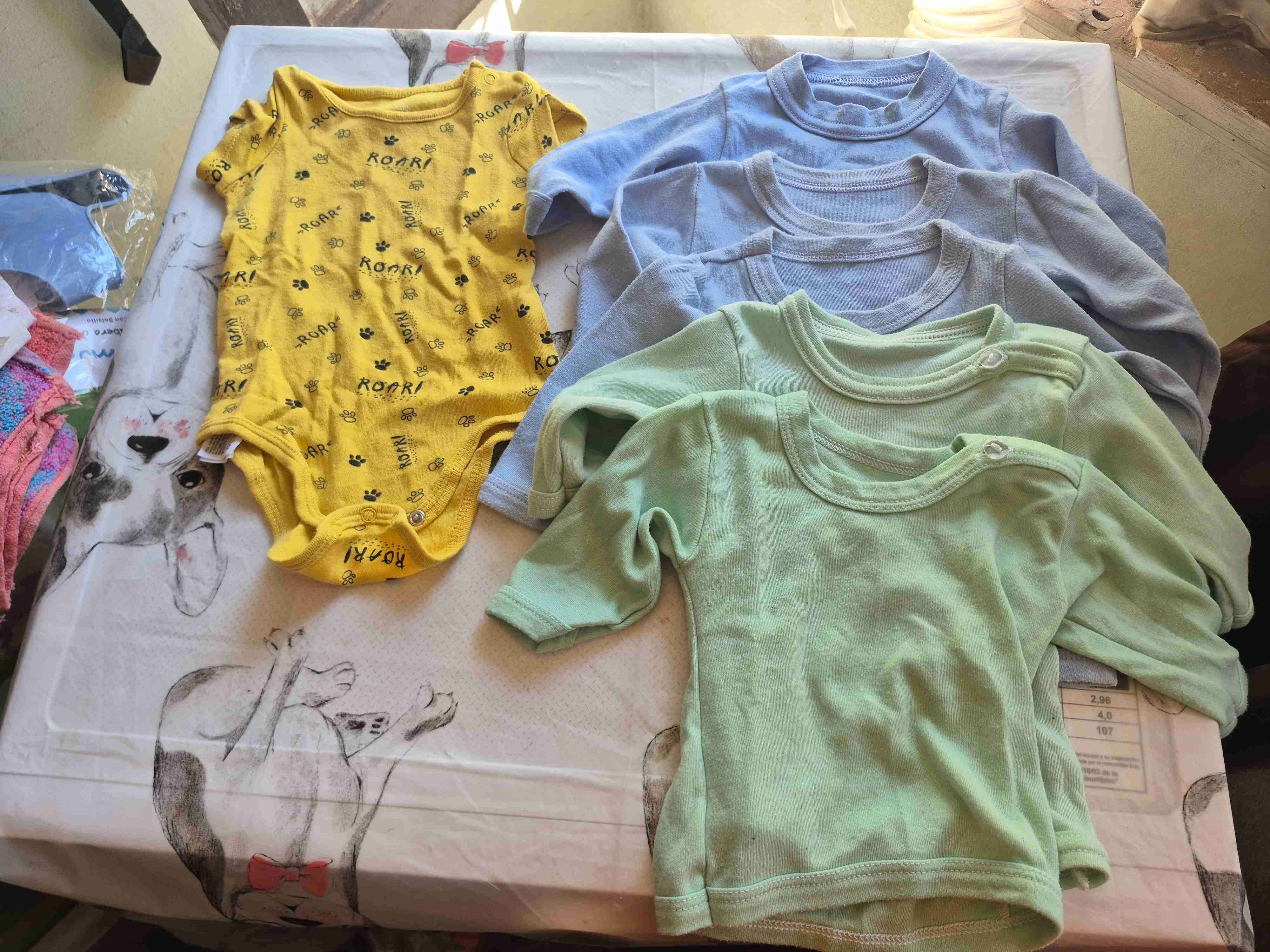 Ropa de bebé variada - miniatura 3