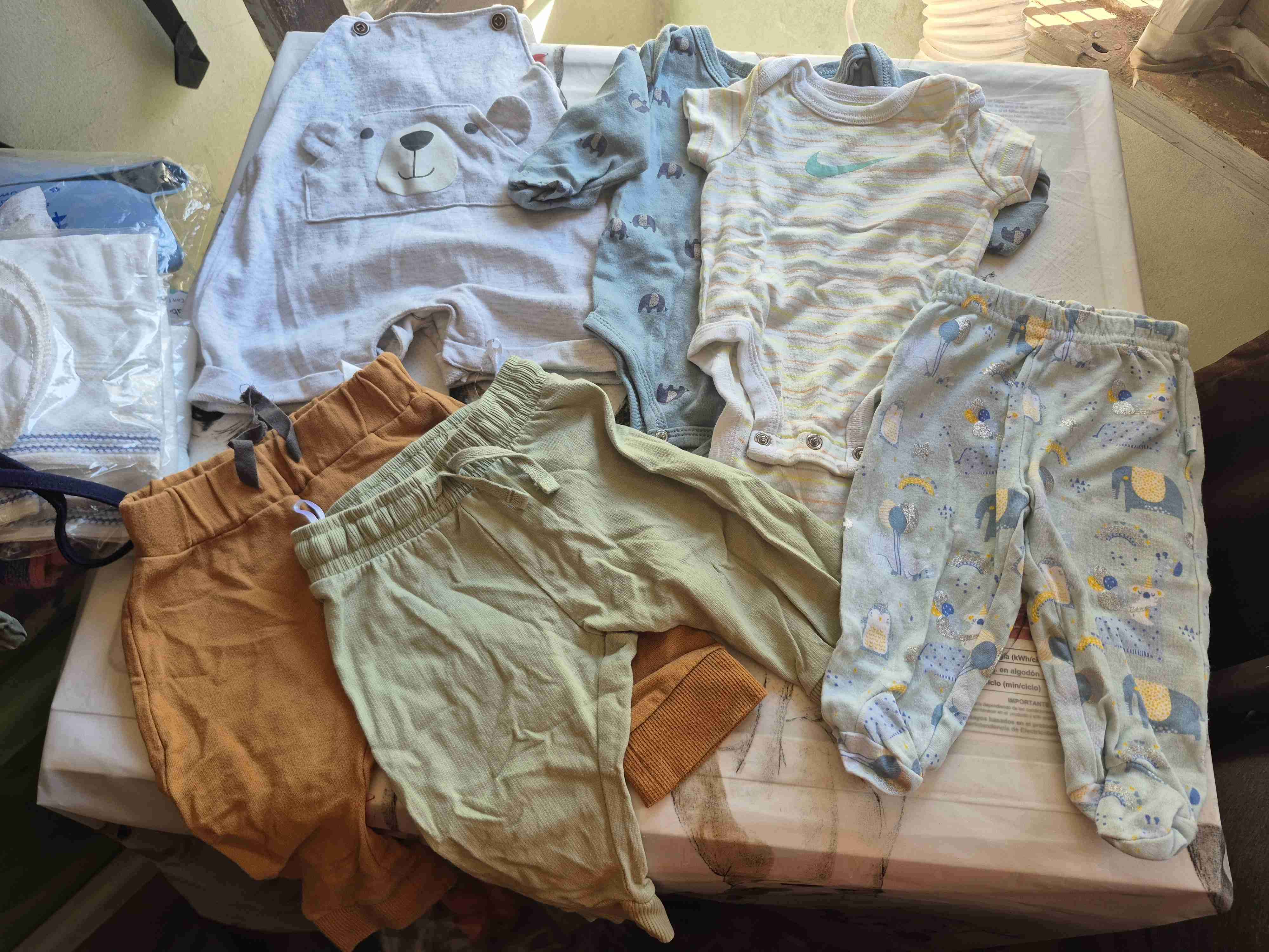 Ropa de bebé variada - miniatura 4