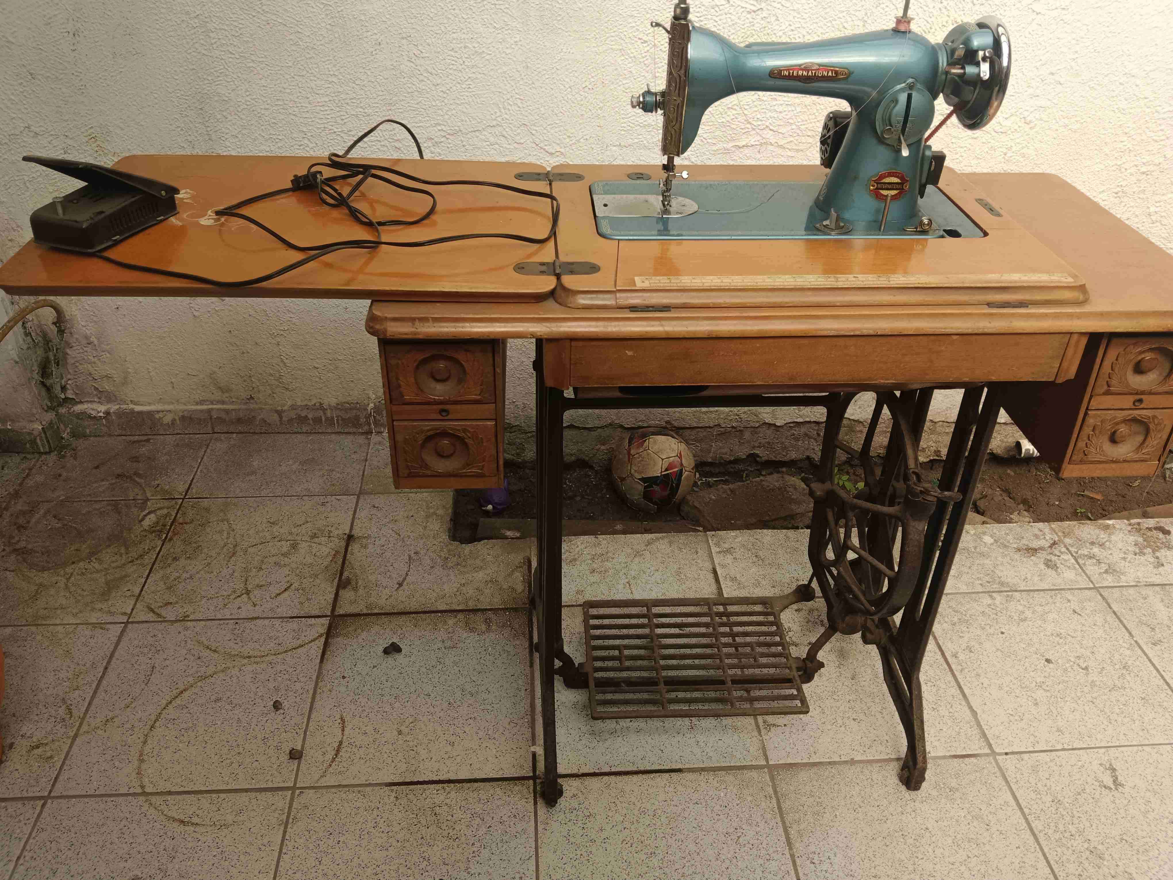 Máquina de coser antigua con mueble - miniatura 1