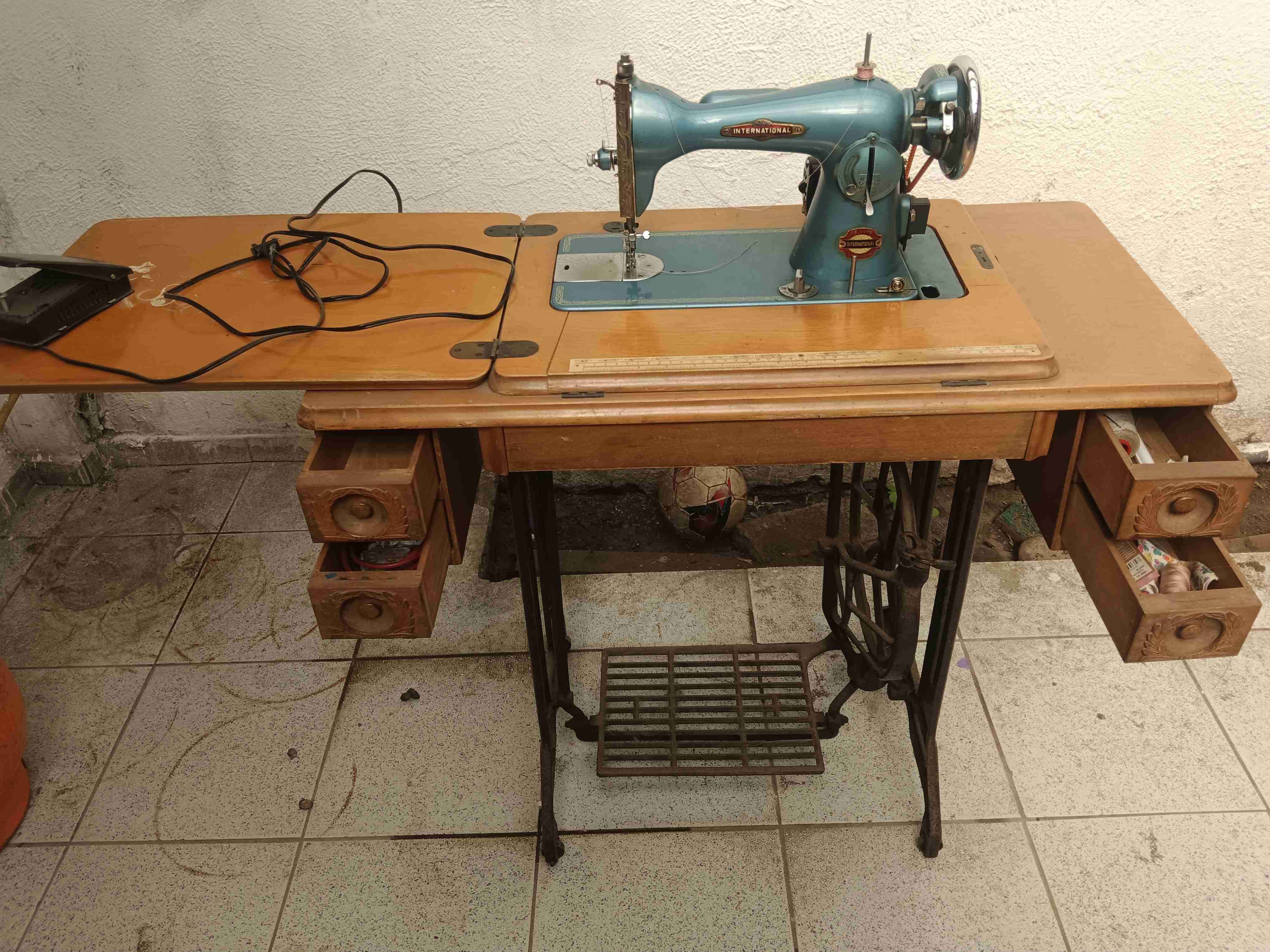 Máquina de coser antigua con mueble - miniatura 2