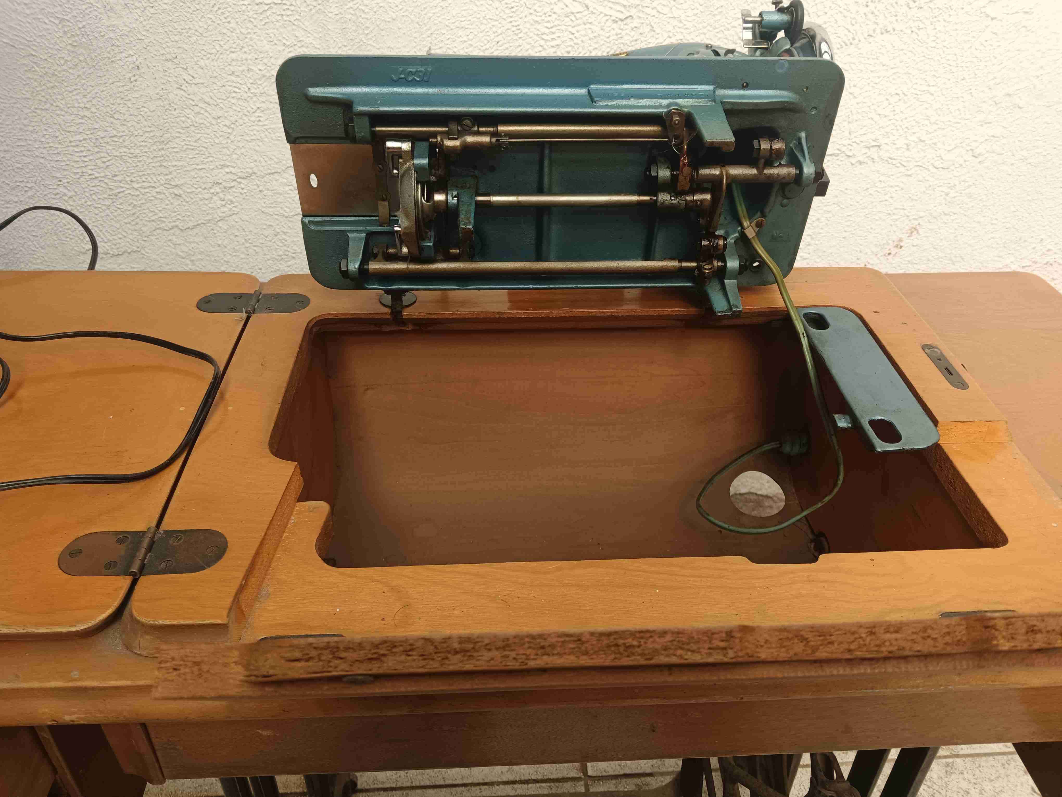 Máquina de coser antigua con mueble - miniatura 3