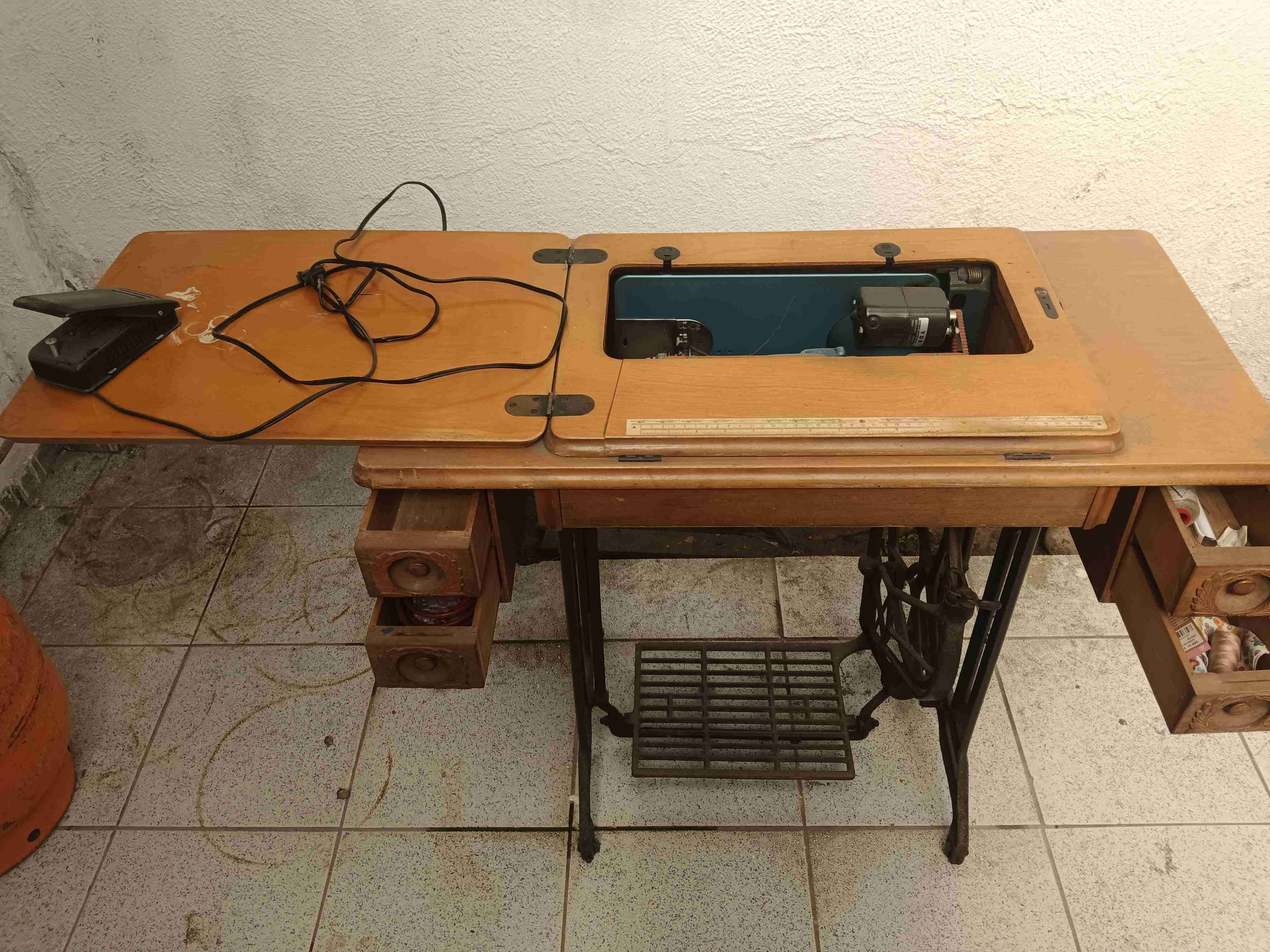 Máquina de coser antigua con mueble - miniatura 4