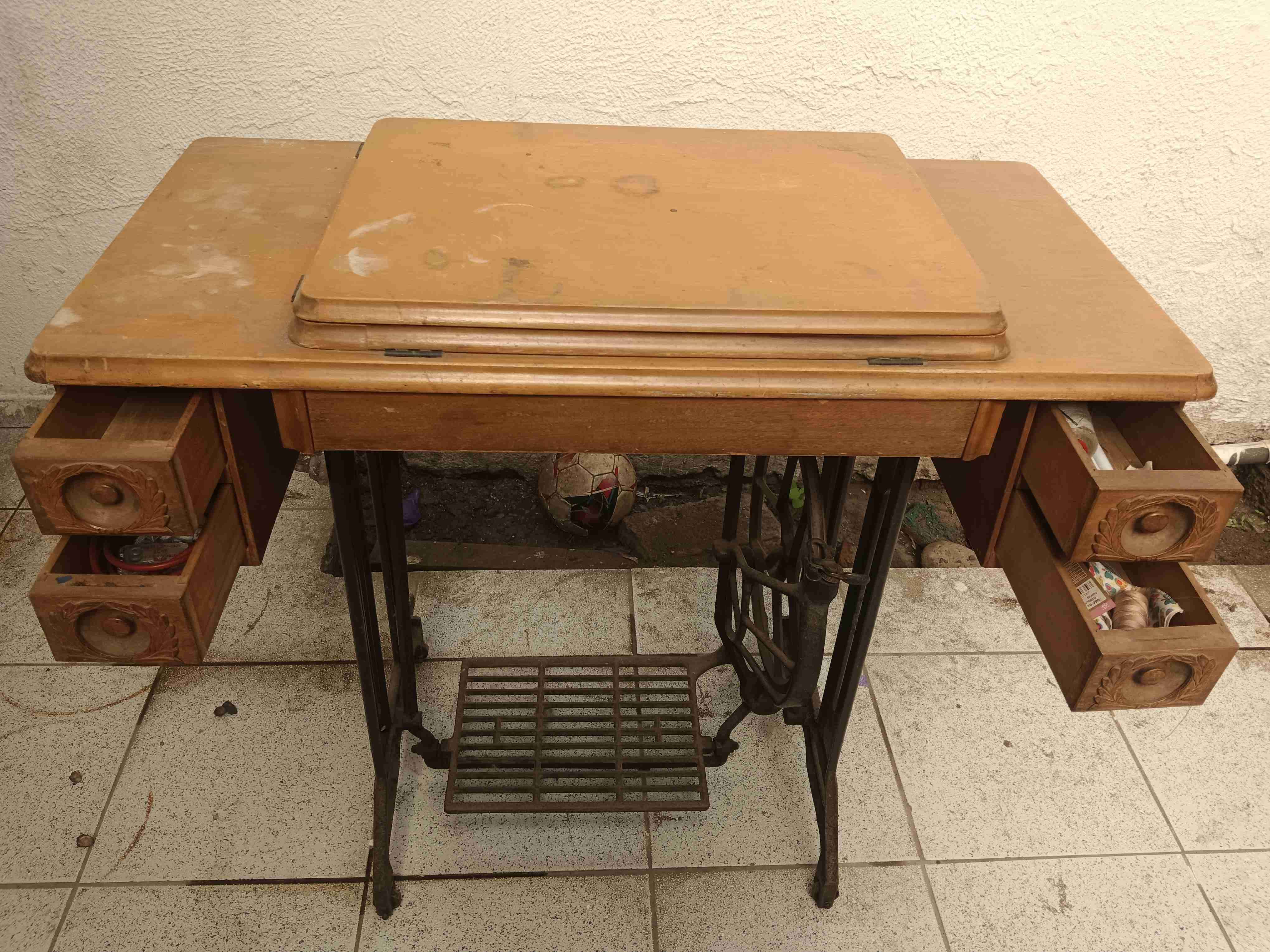 Máquina de coser antigua con mueble - miniatura 5