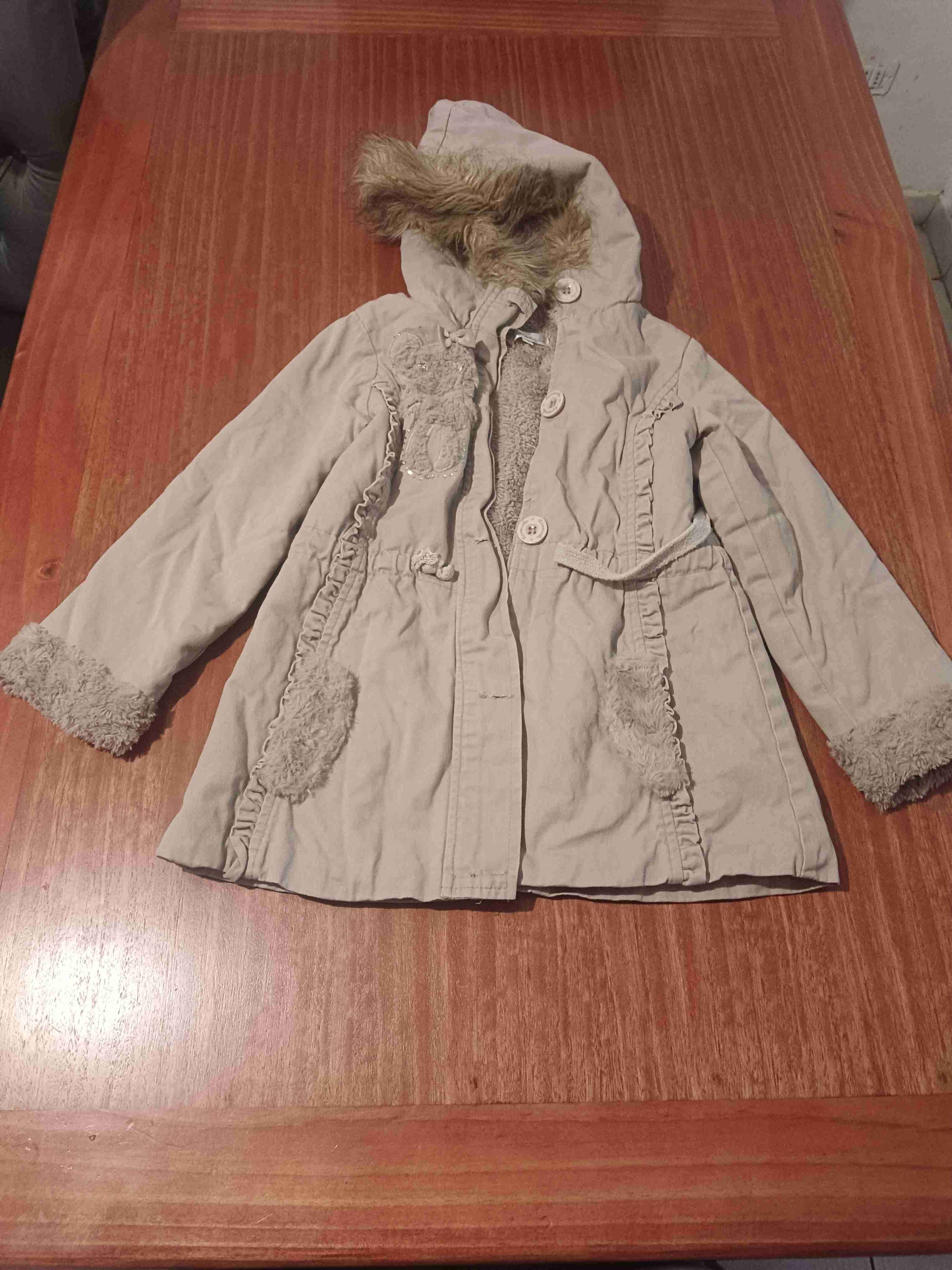 Abrigo beige con gorro de pelo para niña - 1