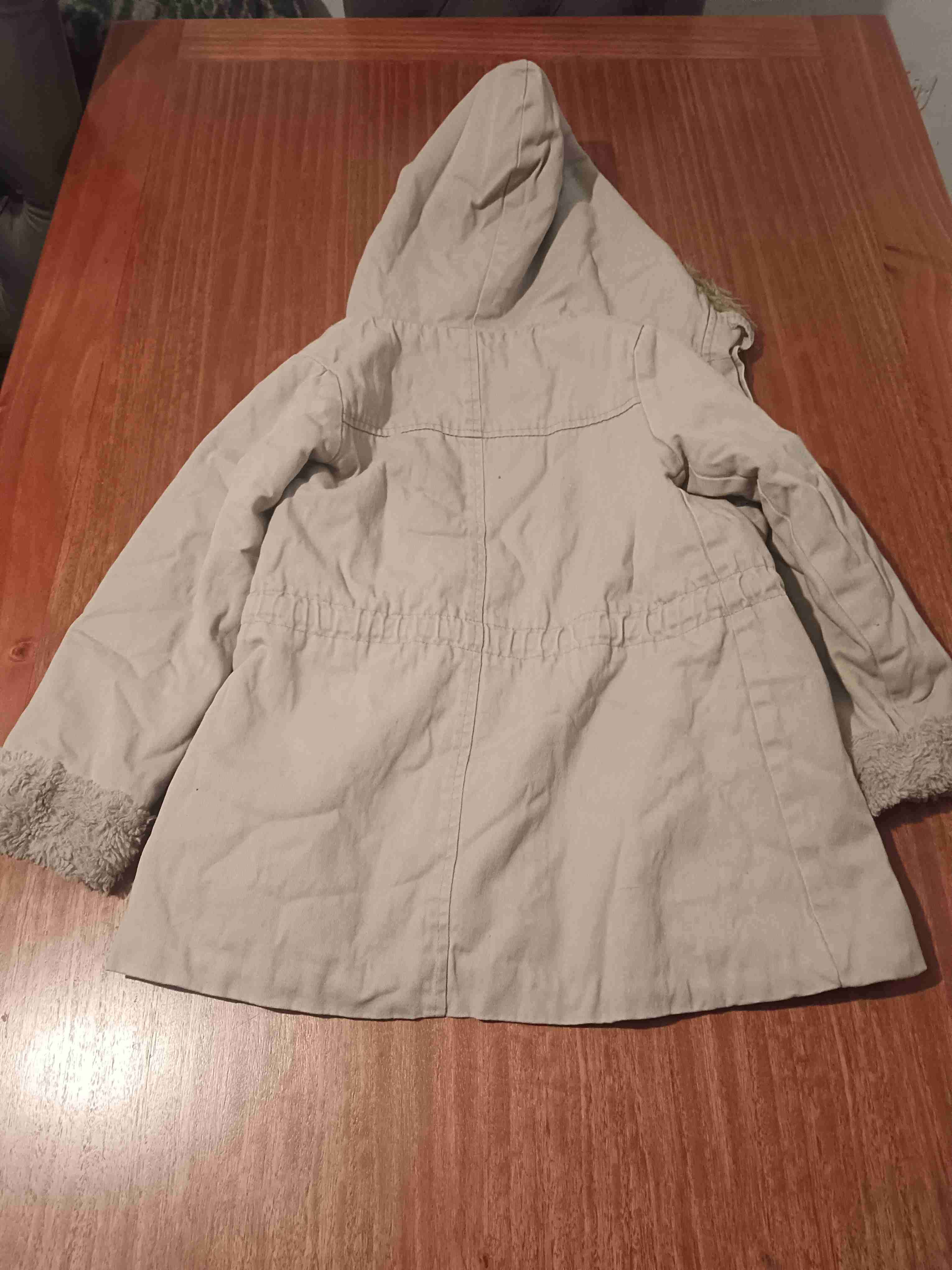 Abrigo beige con gorro de pelo para niña - 2