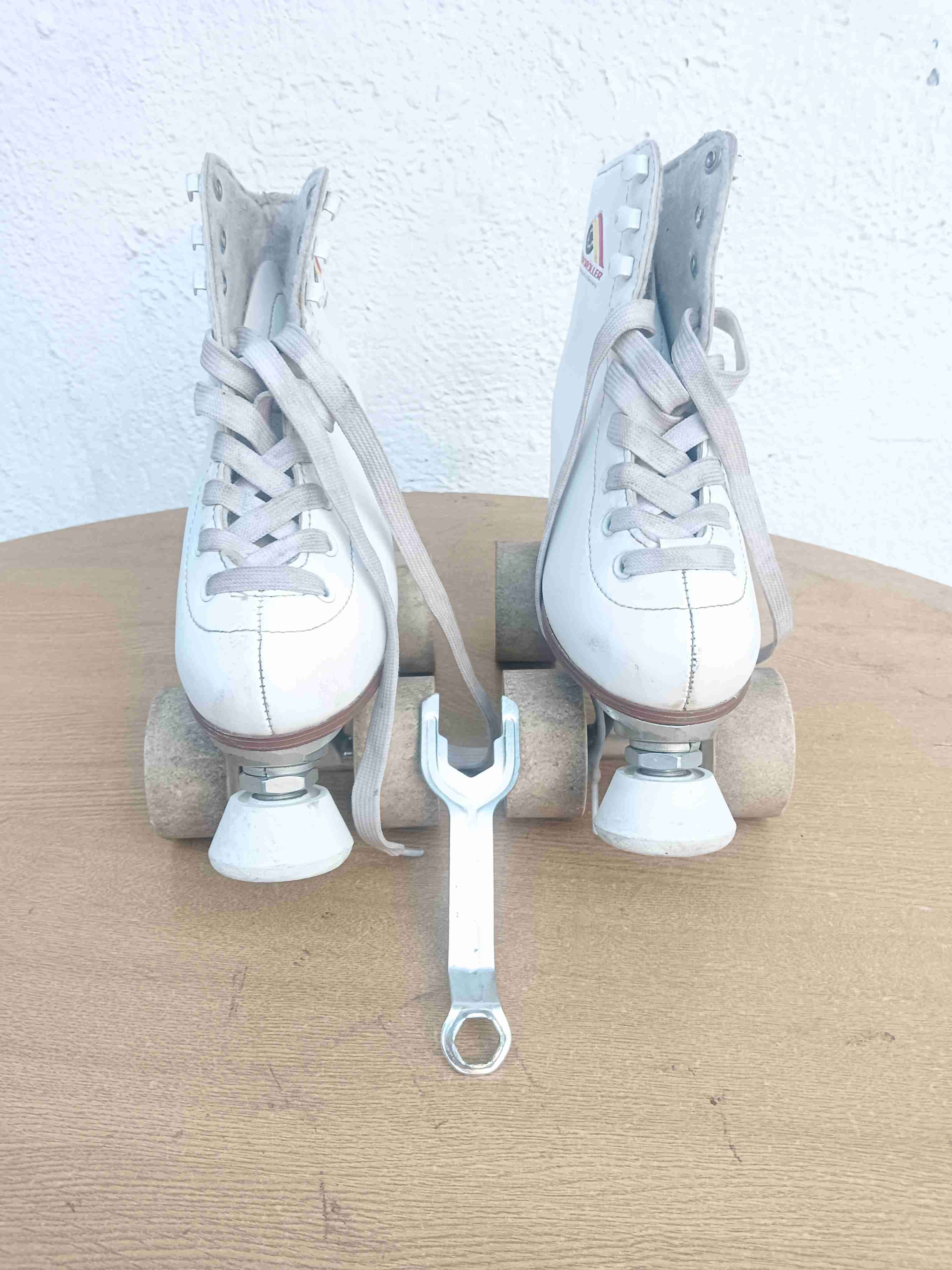 Patines de 4 ruedas blancos semi profesionales - miniatura 1