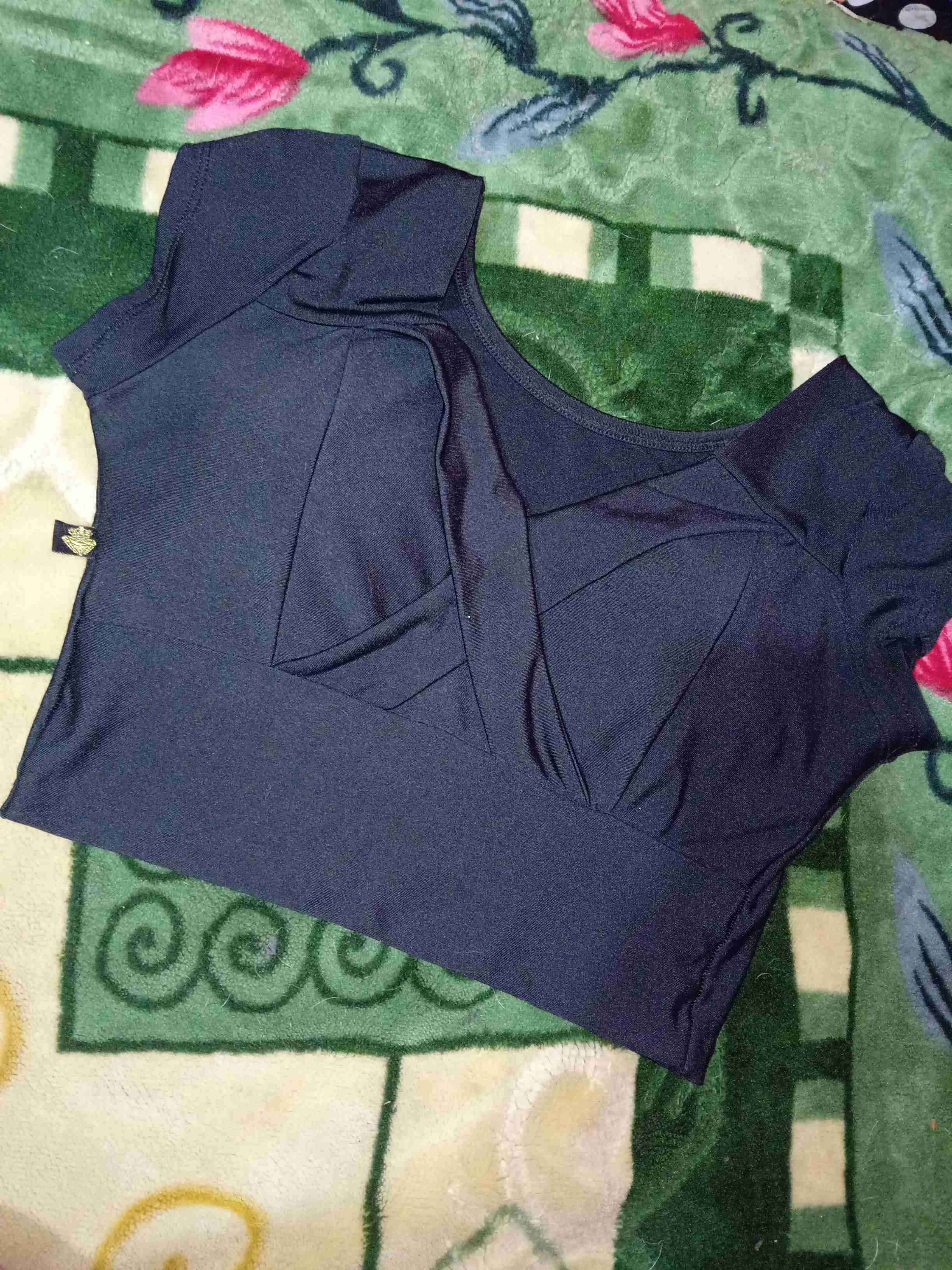 Crop brasileño negro con diseño cruzado