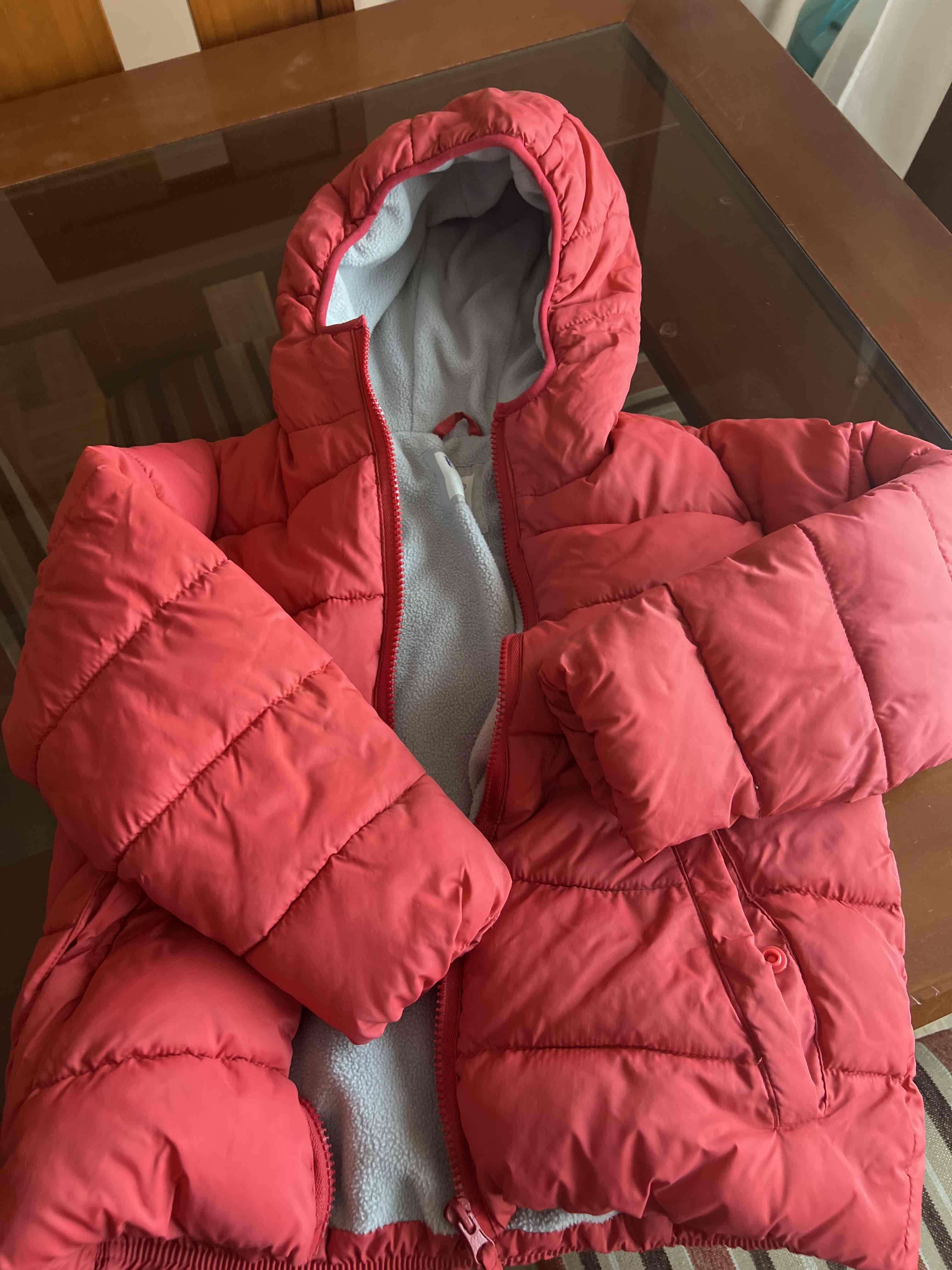 Chaqueta acolchada roja con capucha - miniatura 3