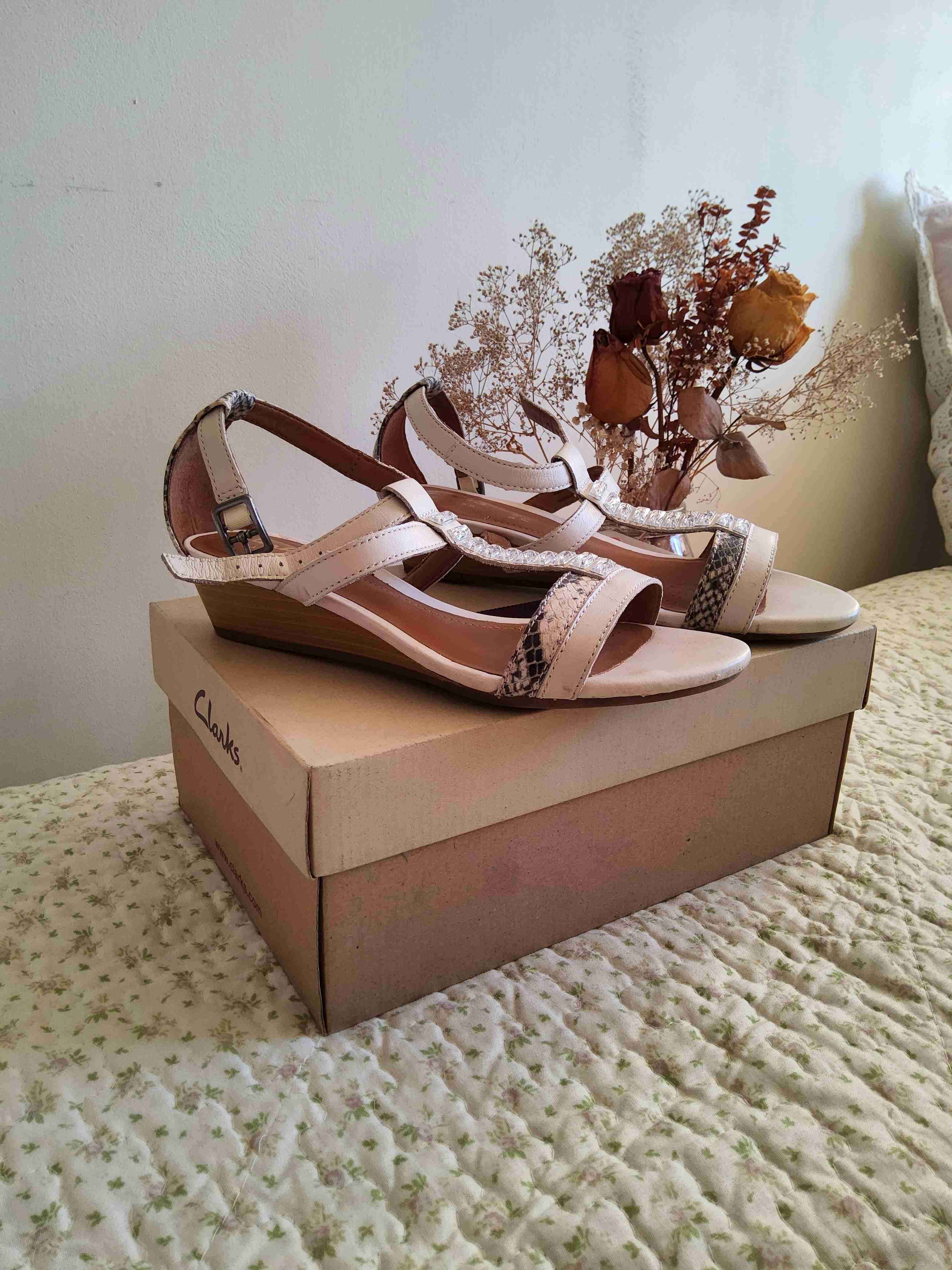 Sandalias blancas Clarks - miniatura 2