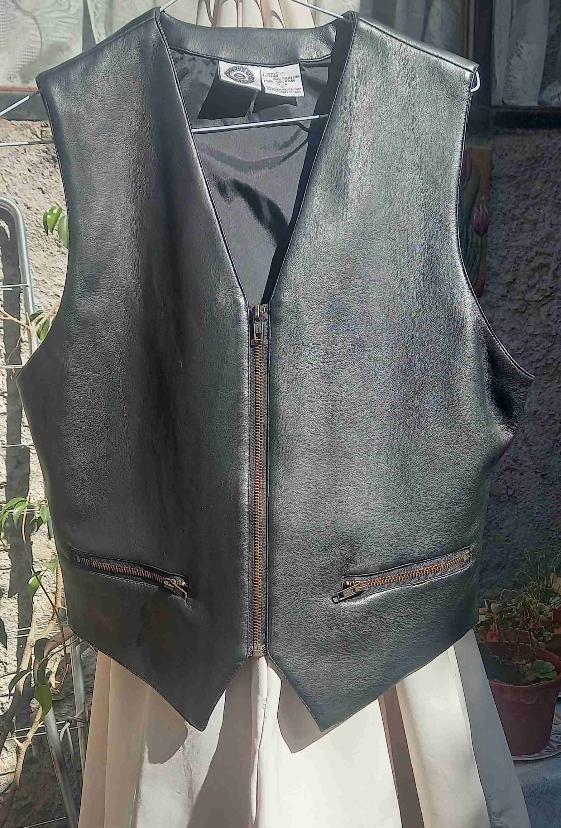 Chaleco cuero negro con cierre - 1