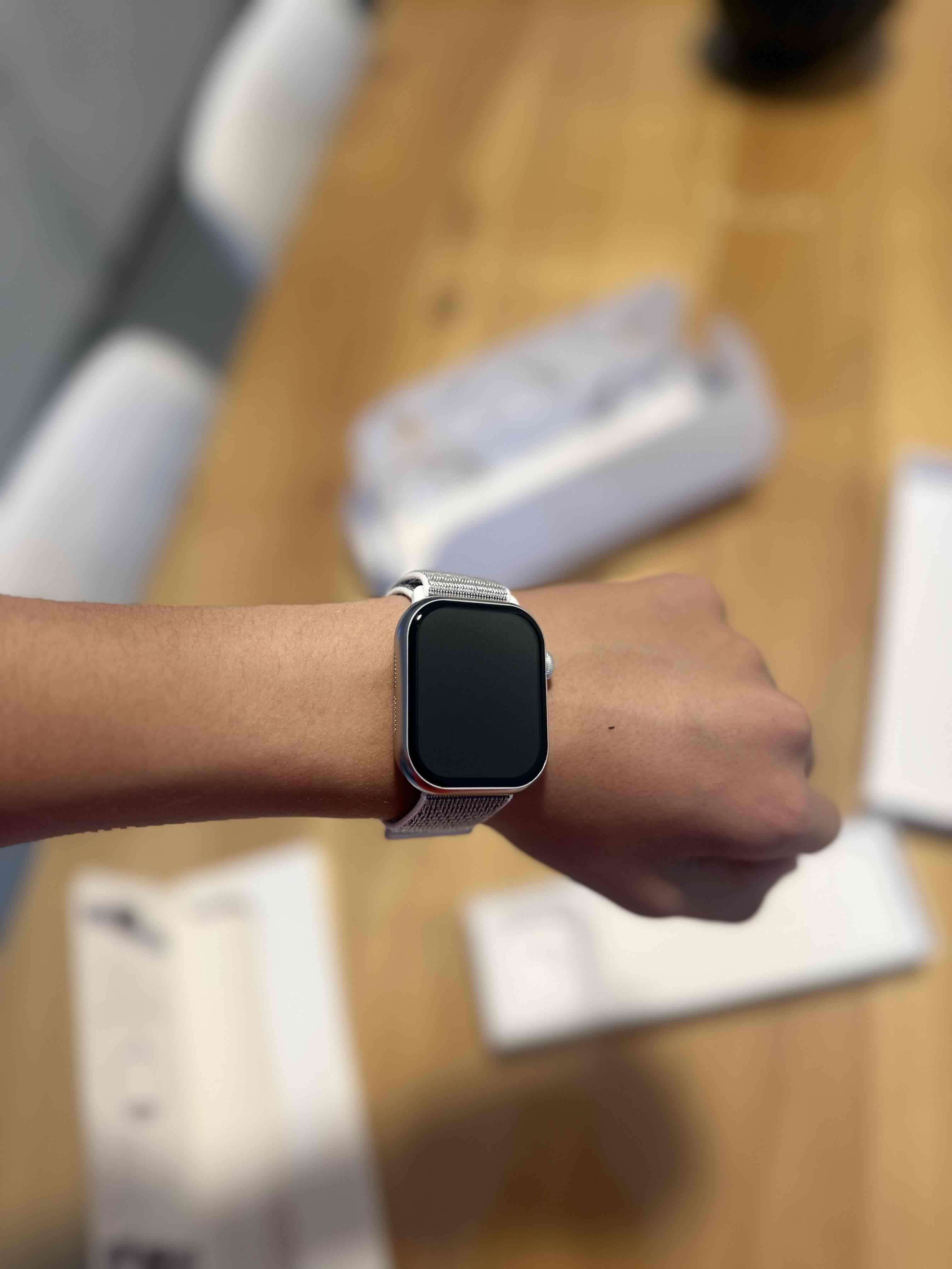 Reloj inteligente con correa gris - 3