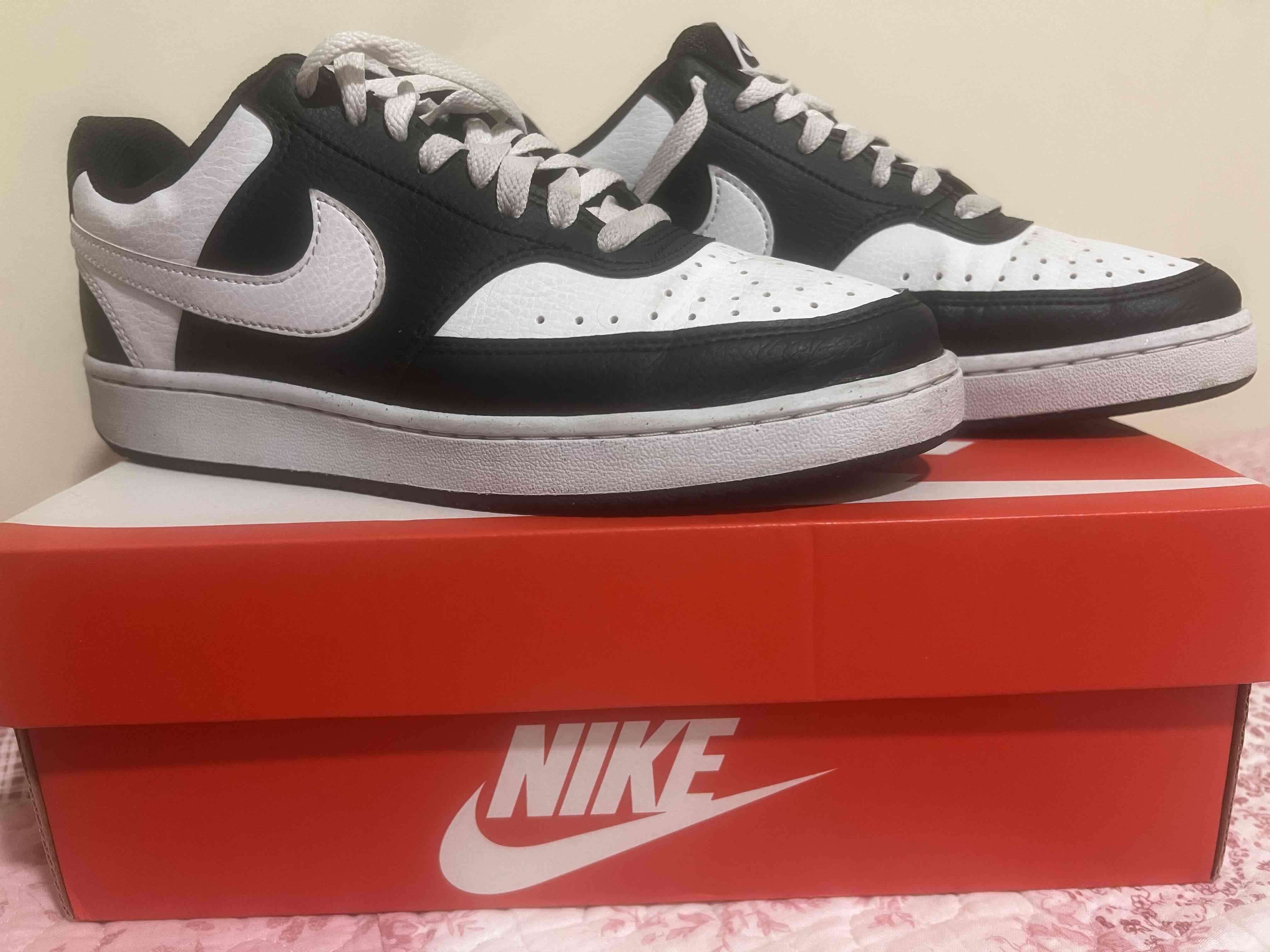 Zapatillas deportivas Nike blancas y negras - 1