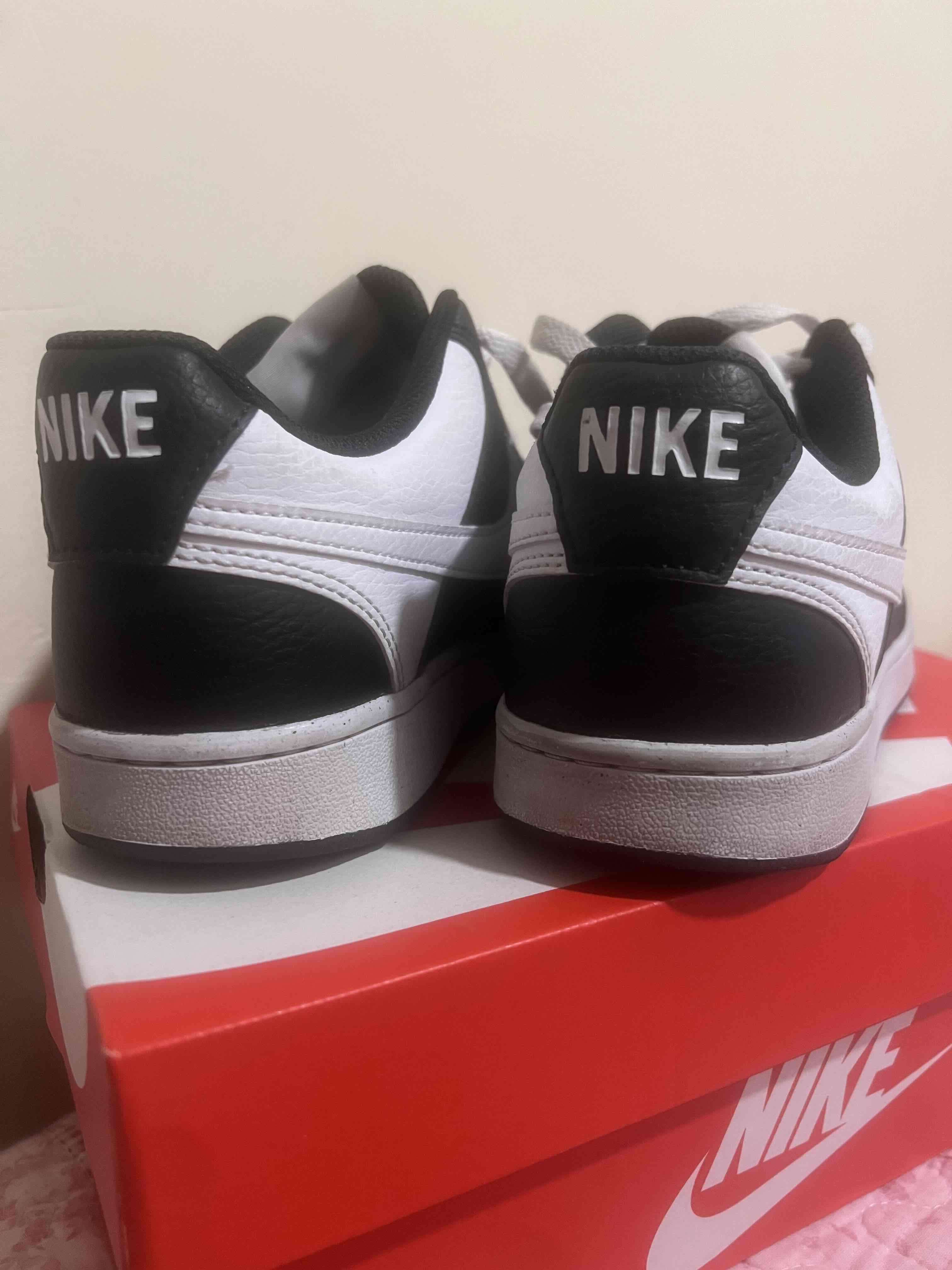 Zapatillas deportivas Nike blancas y negras - 2