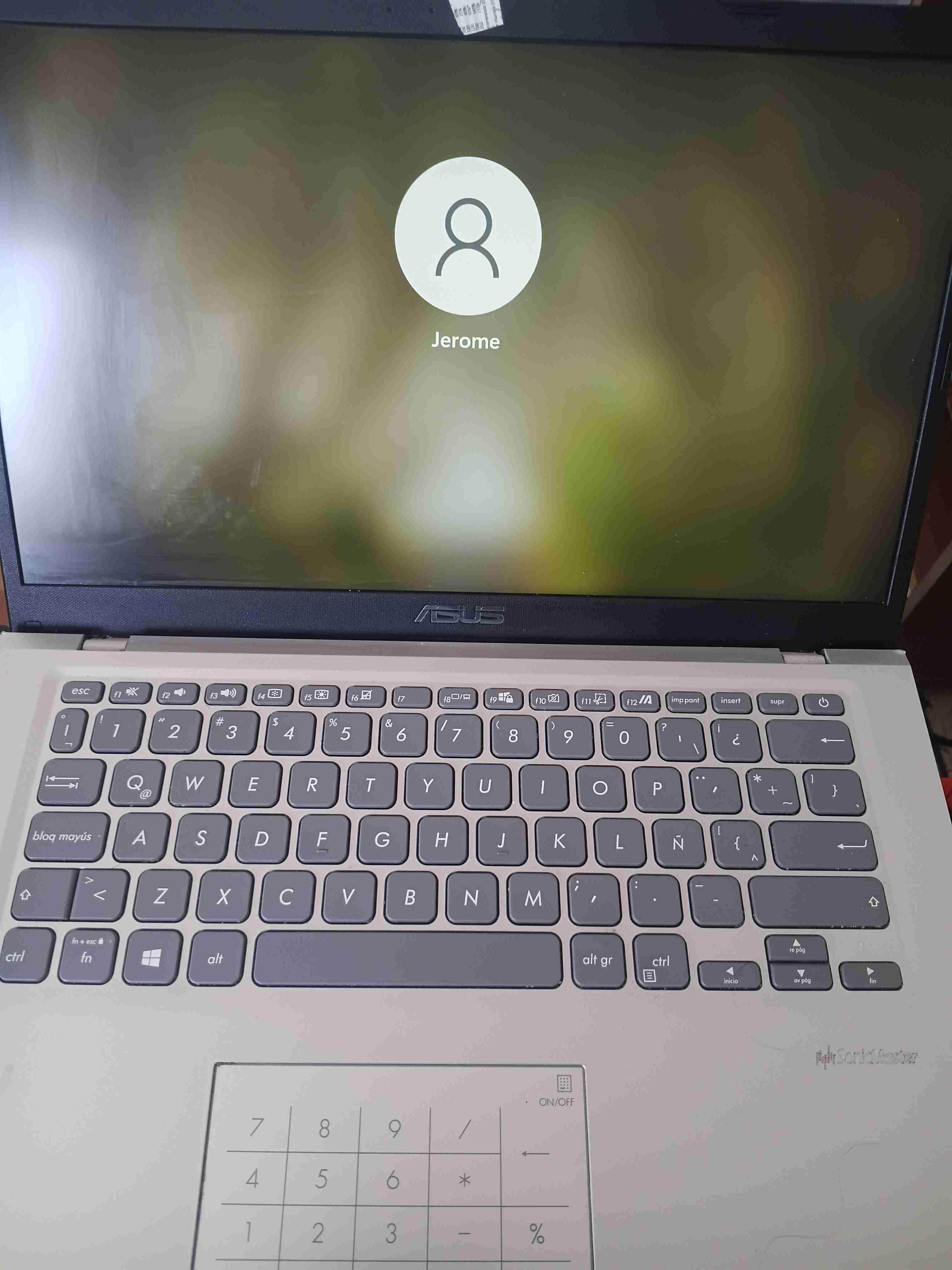 Laptop ASUS en buen estado - miniatura 1