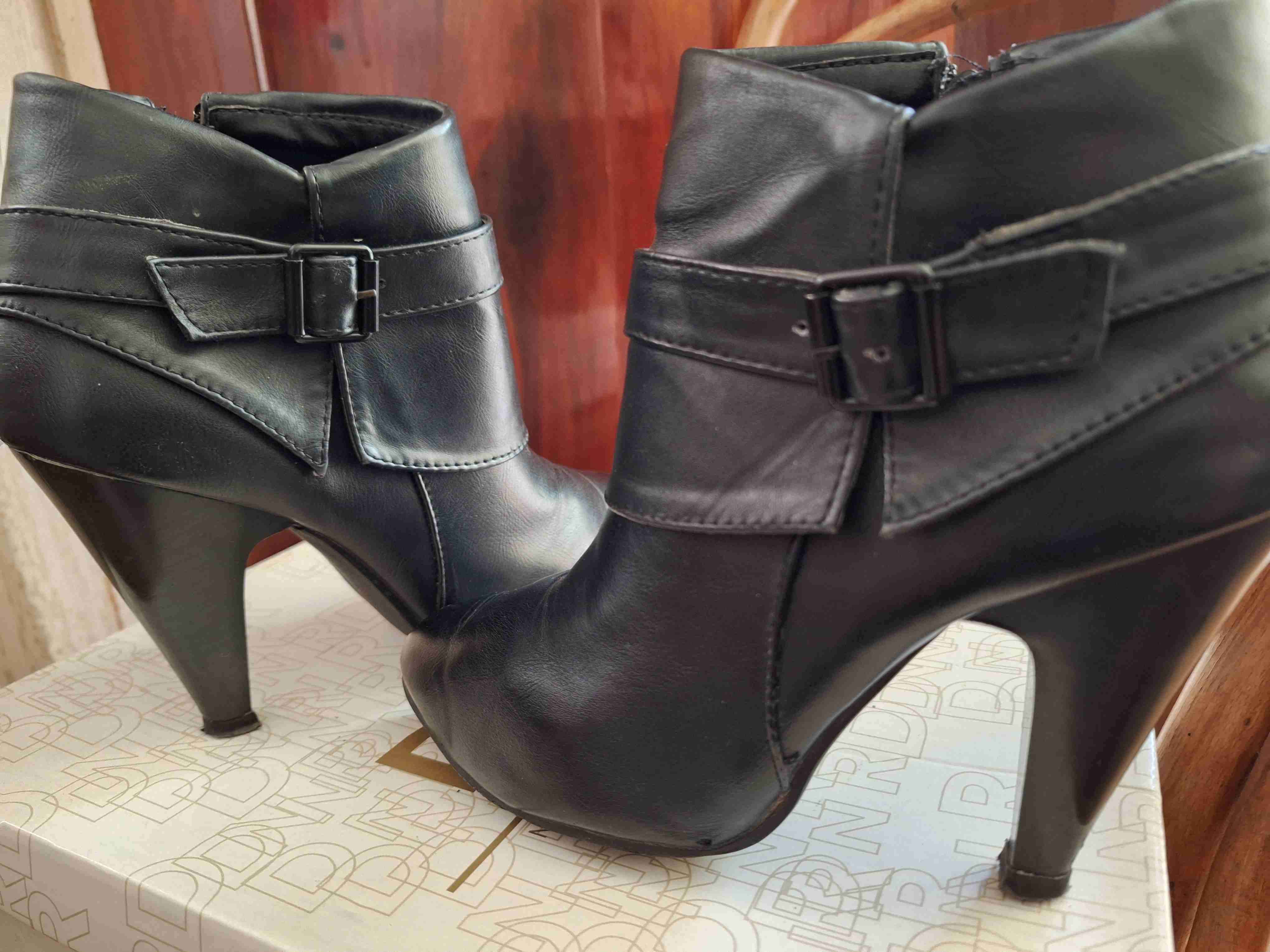 Botines de tacón negros