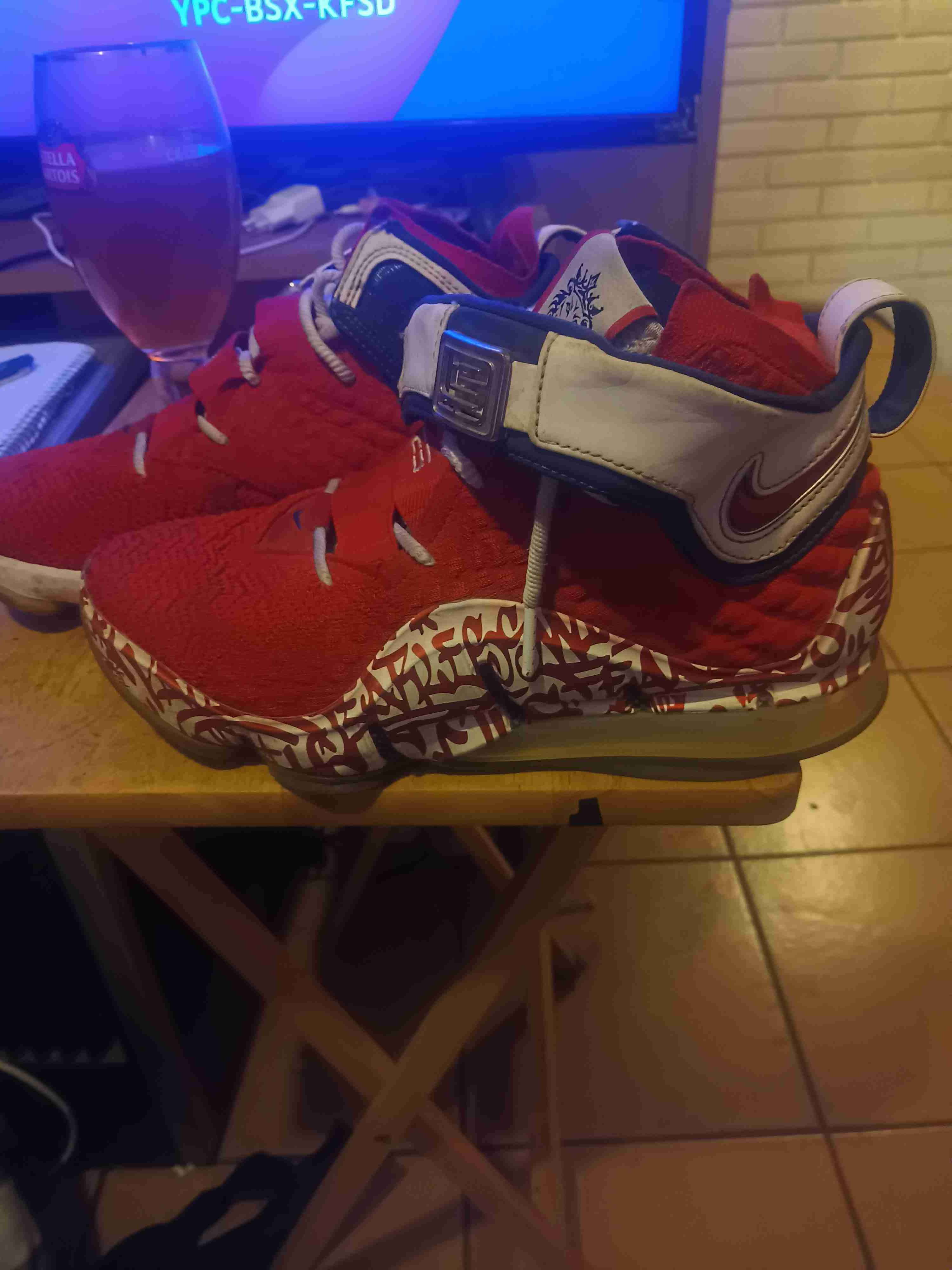Zapatillas deportivas rojas y blancas Lebron james - miniatura 3